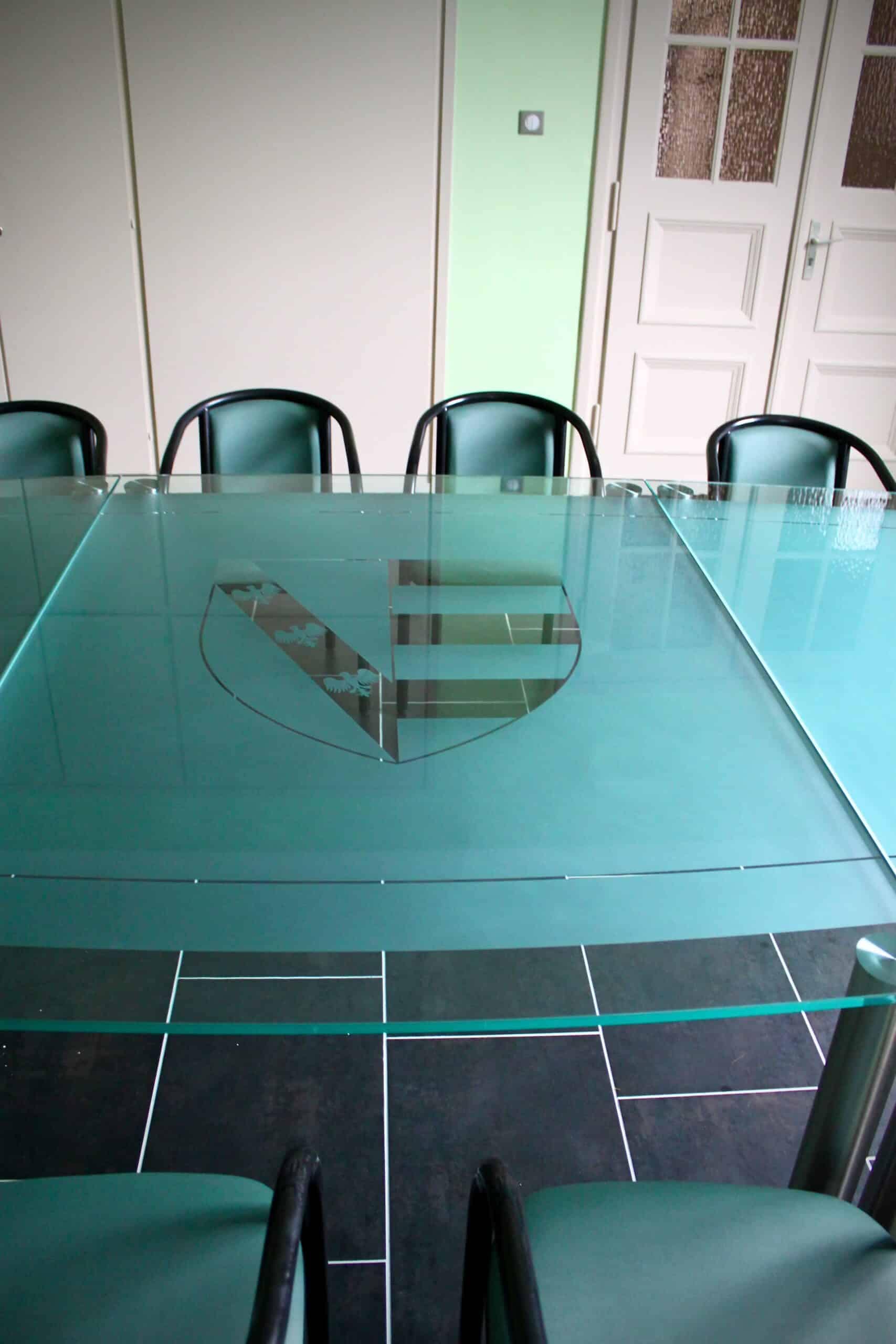 Le plateau de verre et son blason vus de face