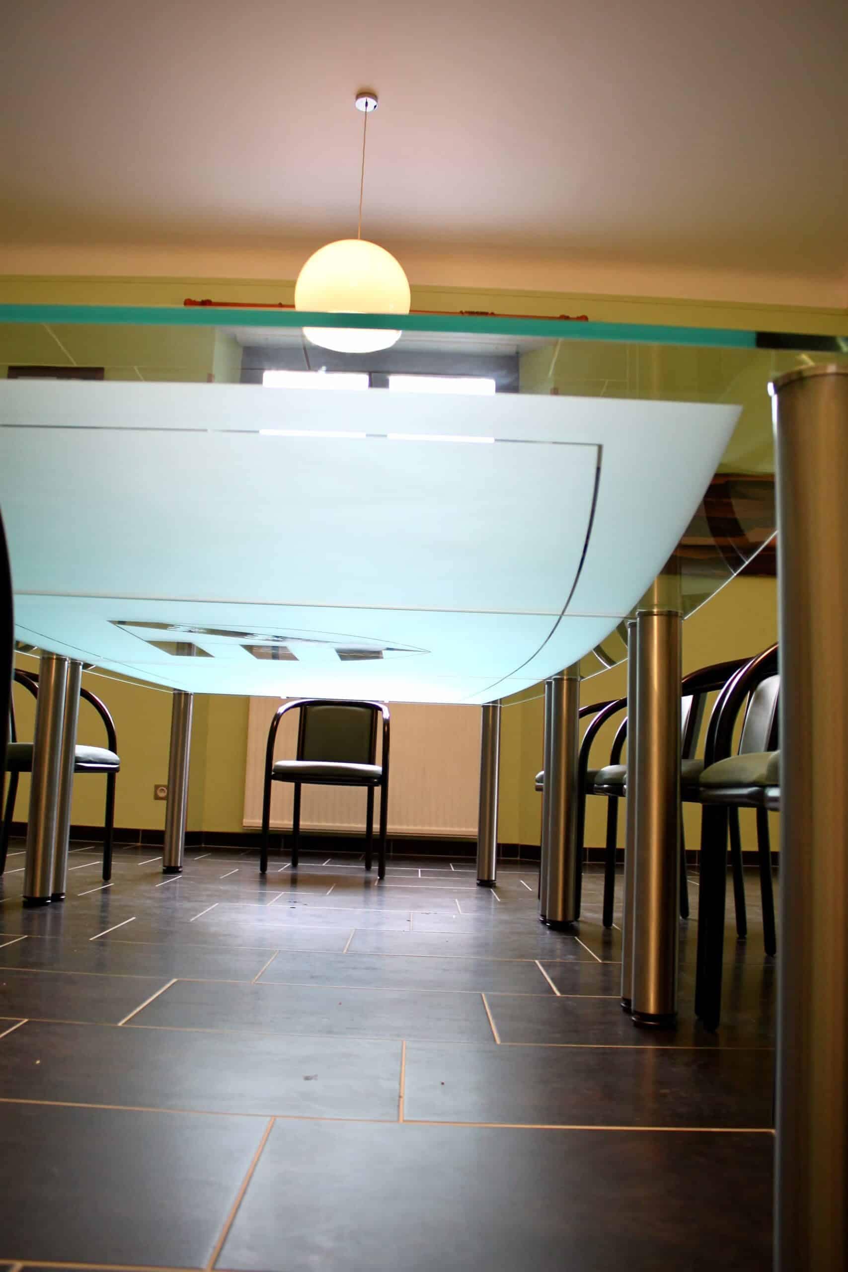 Le plateau vu par-dessous, sur ses pieds ronds en métal