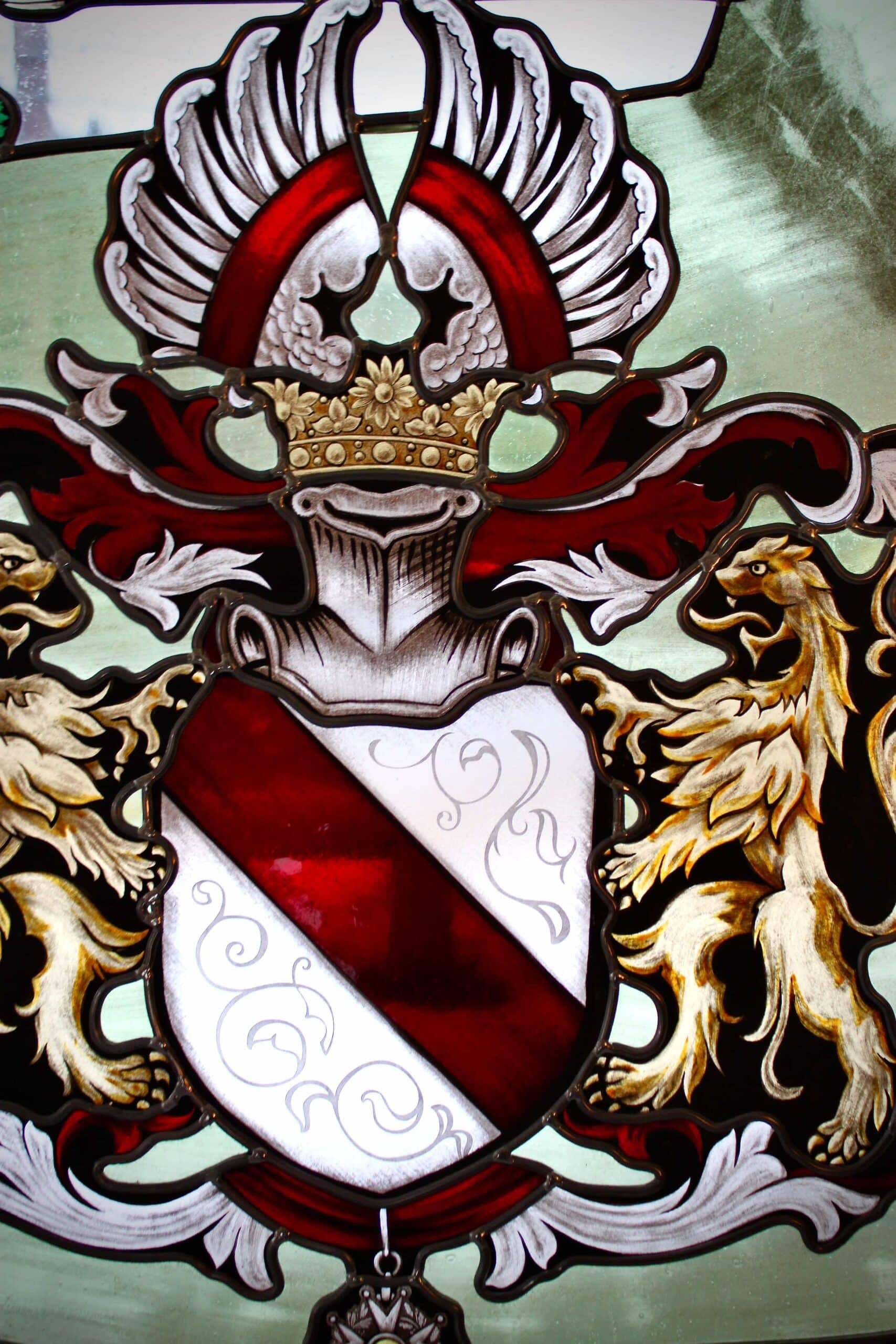 Armoiries peintes, écu à bande rouge, lions et heaume couronné