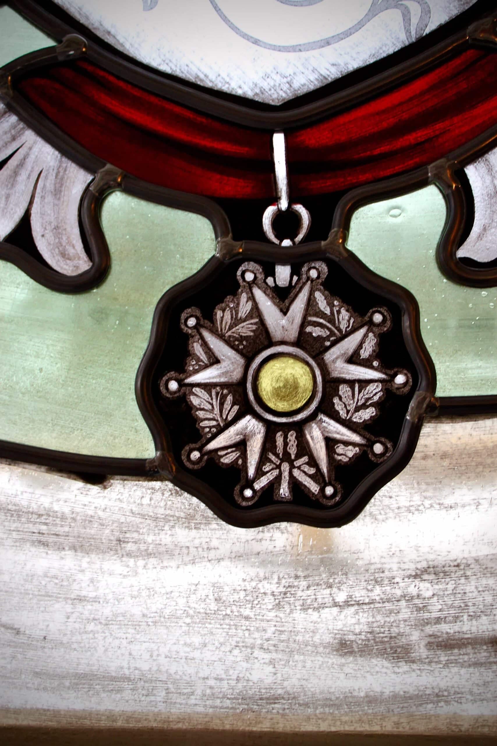 Détail de la médaille sous l’écu