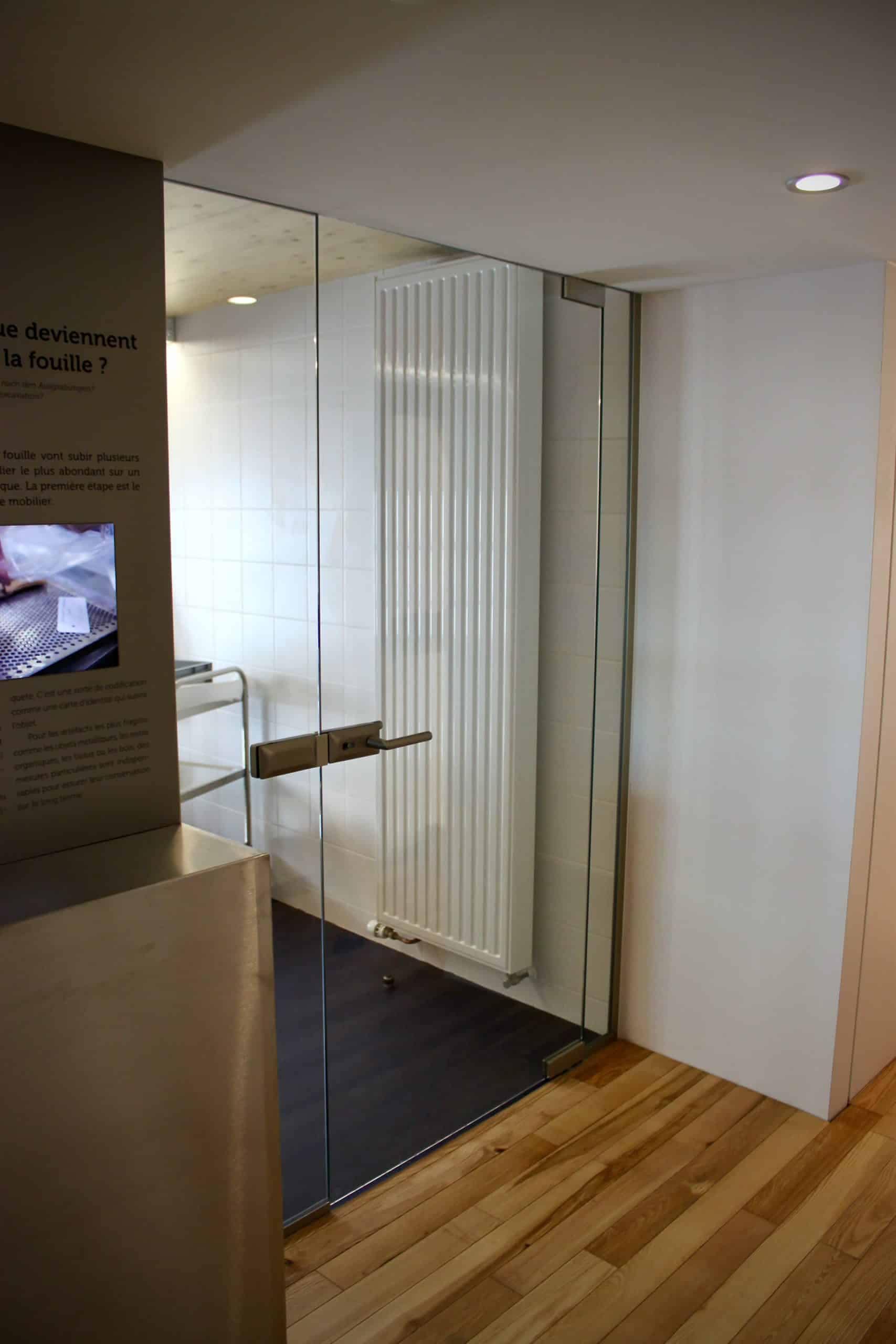 Porte en verre transparente d’une salle du musée