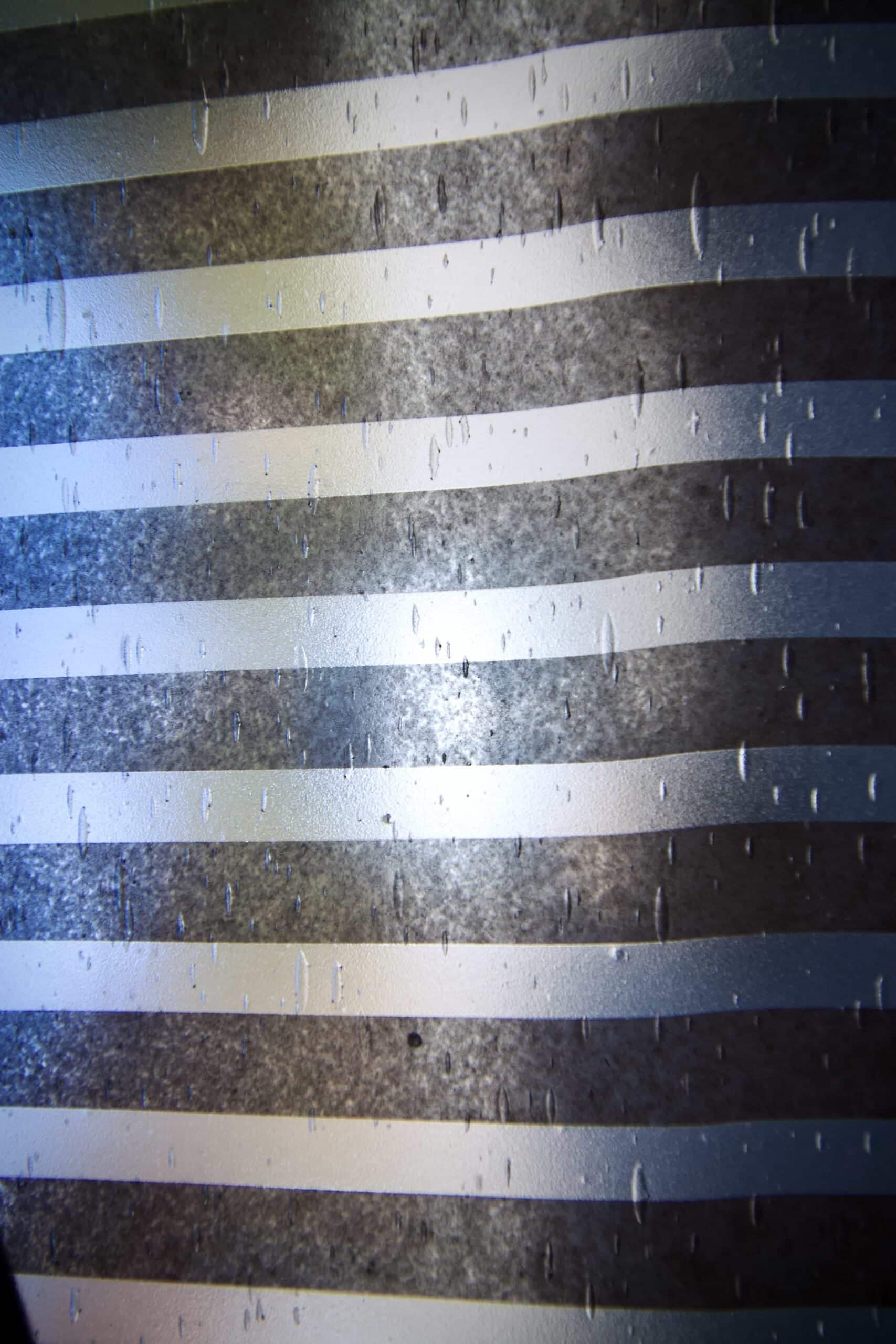 Bandes horizontales de verre clair et de verre sablé, détail du fond