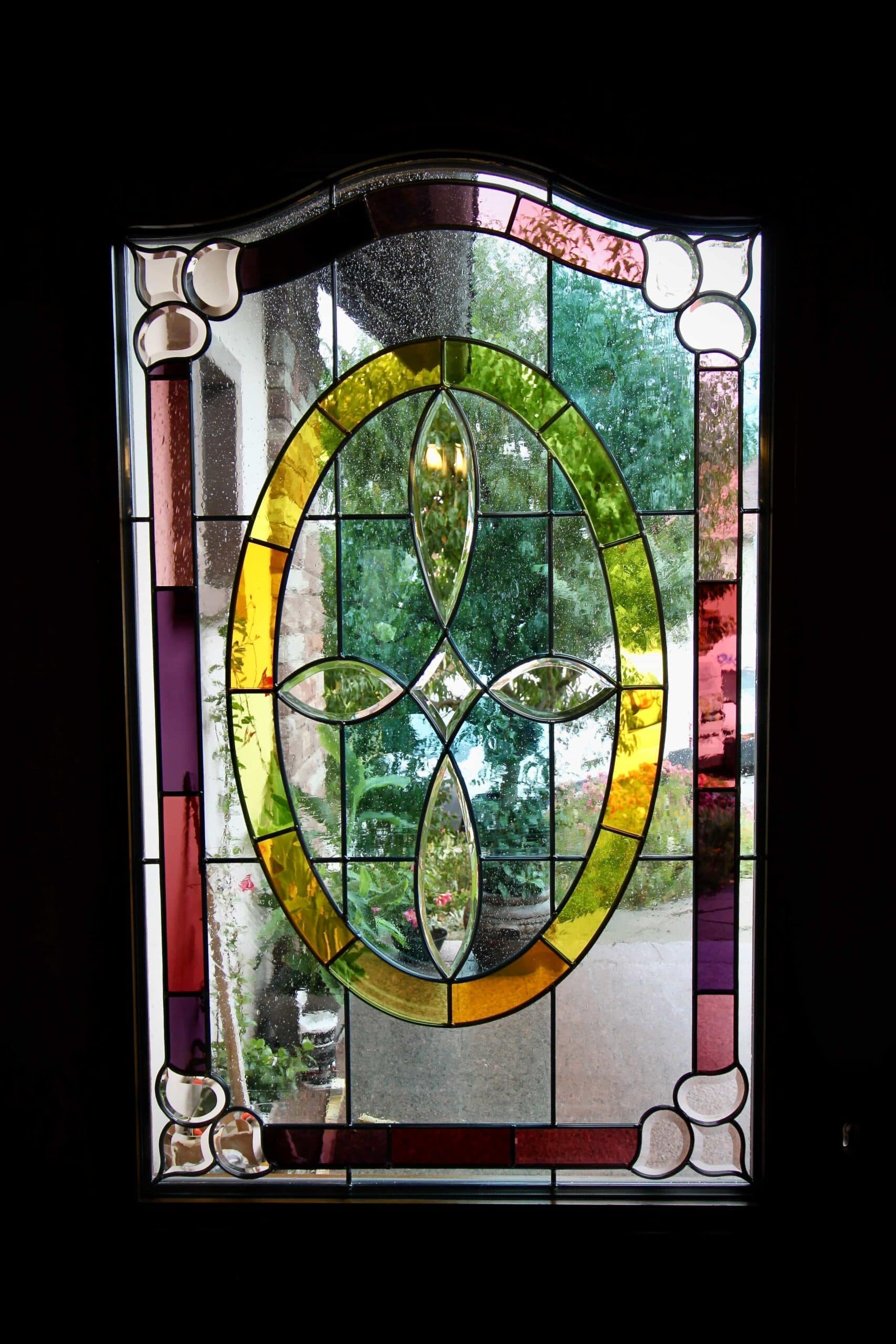 Ellipse jaune-vert et quatre-feuilles biseauté