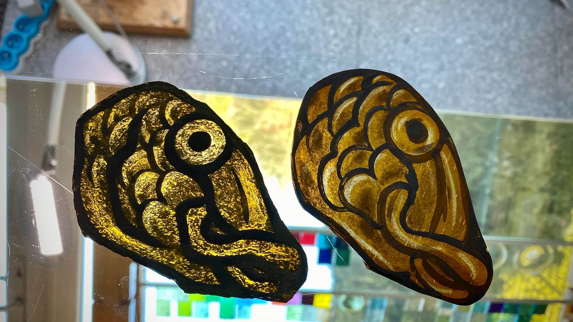 Pièces neuves peintes à la grisaille, écailles du dauphin