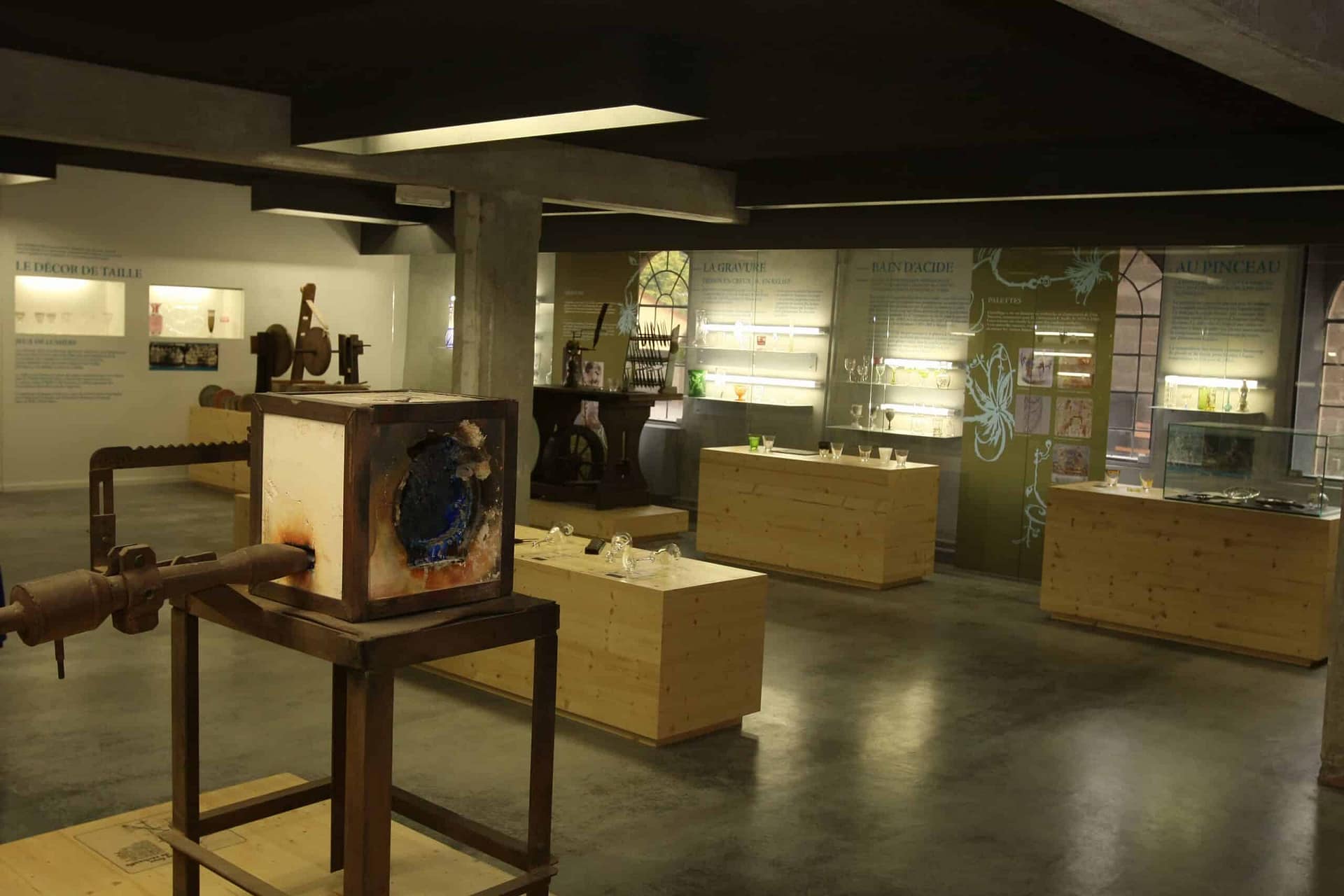Salle du musée et vitrages des vitrines du fond