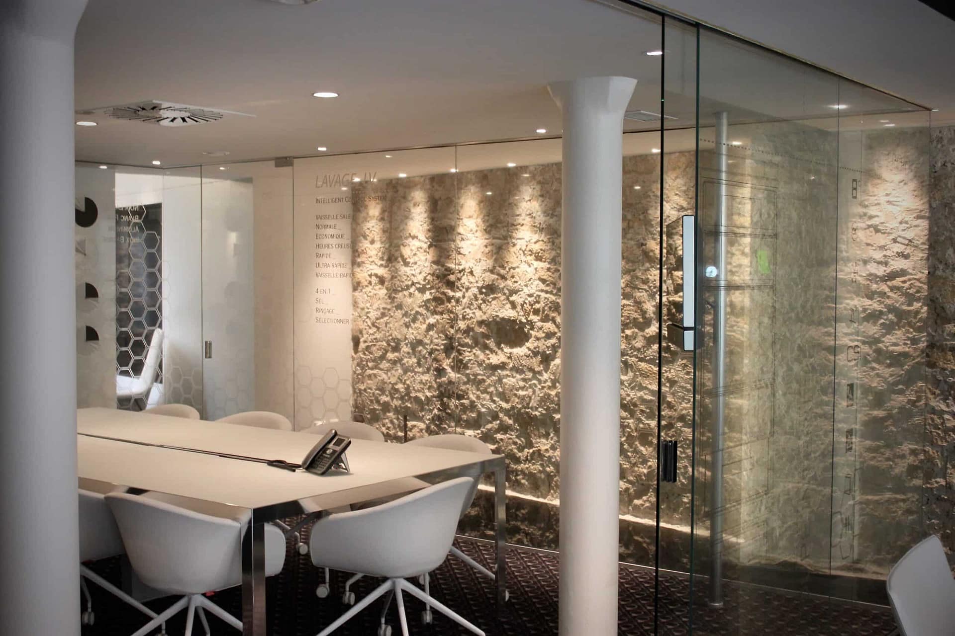 Salle de réunion fermée de cloisons en verre clair