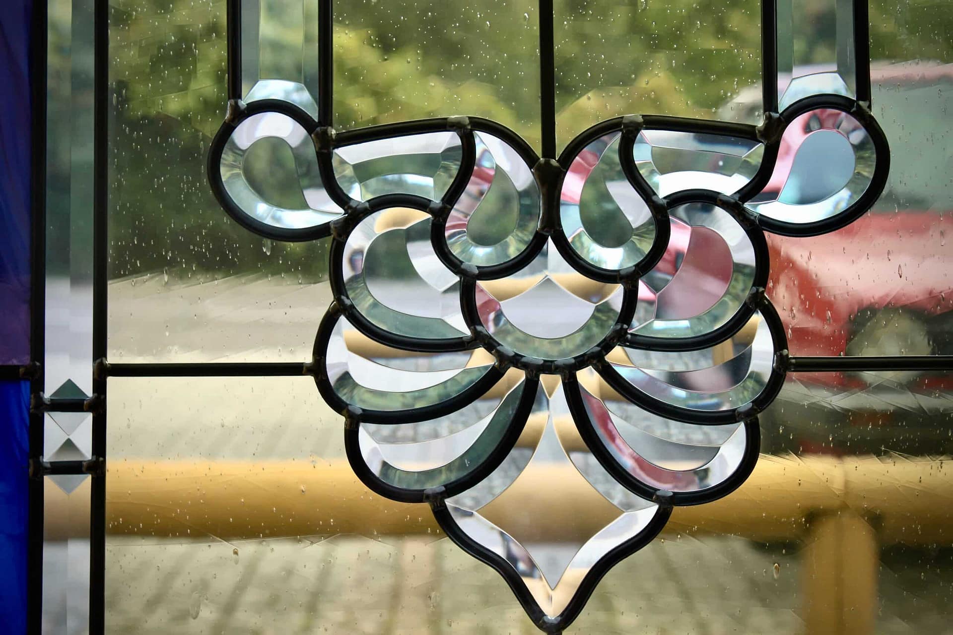 Volutes biseautées au bas du grand panneau