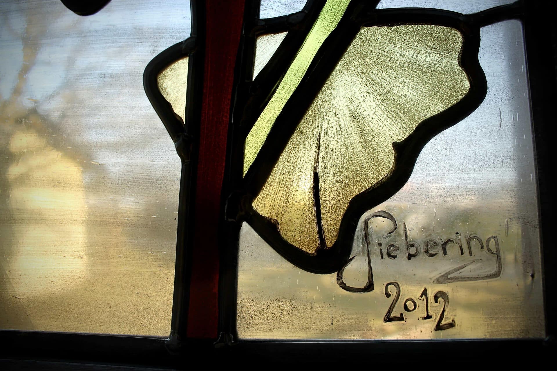 Feuille de ginkgo et signature de l’atelier