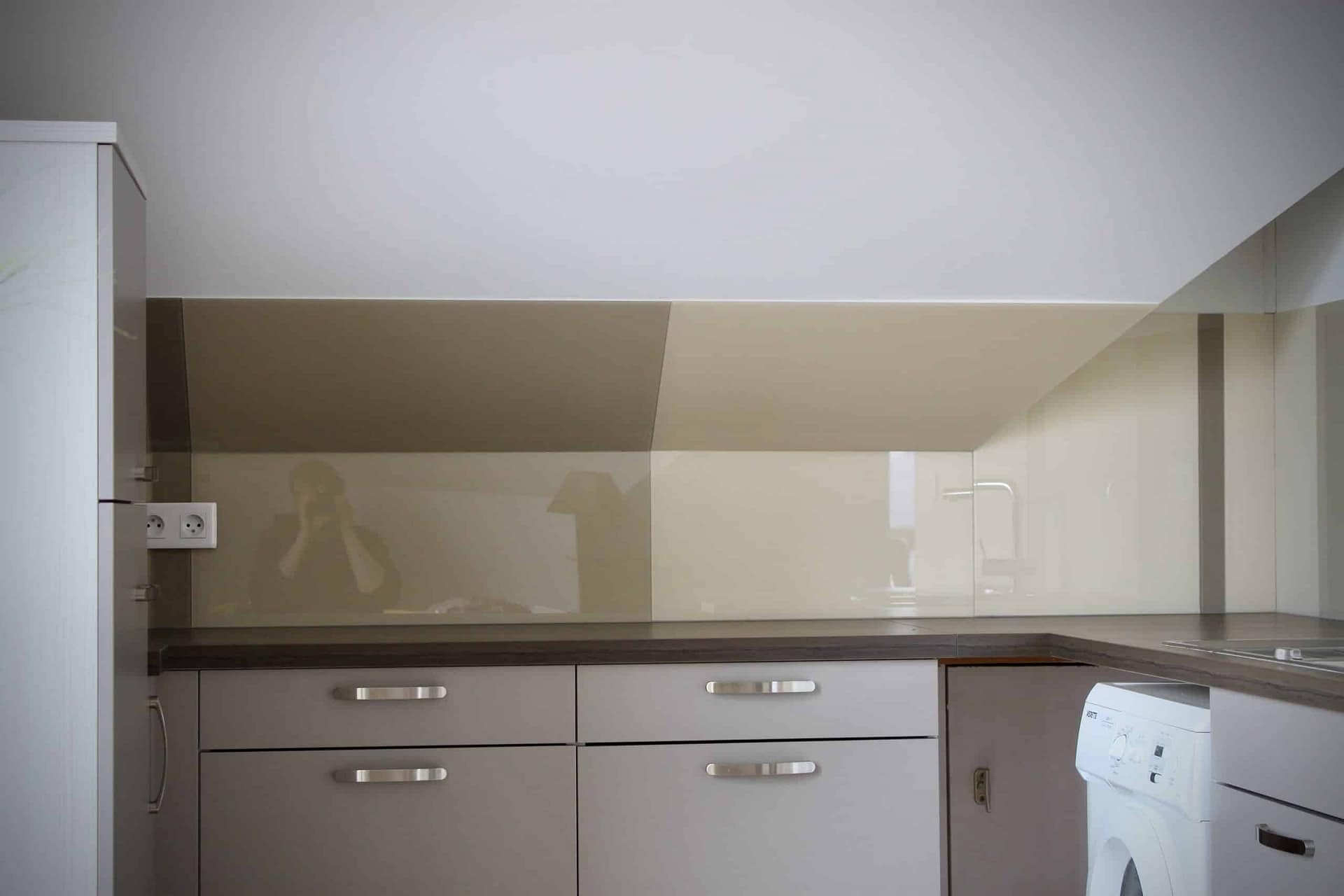 Verre laqué au-dessus du plan de travail