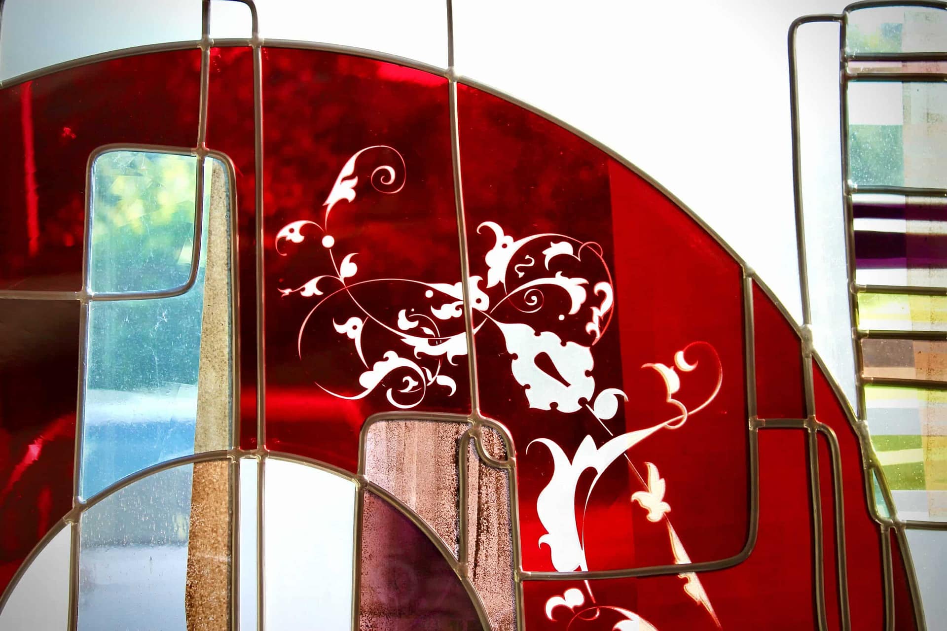 Fleurs blanches sur l’anneau de verre rouge