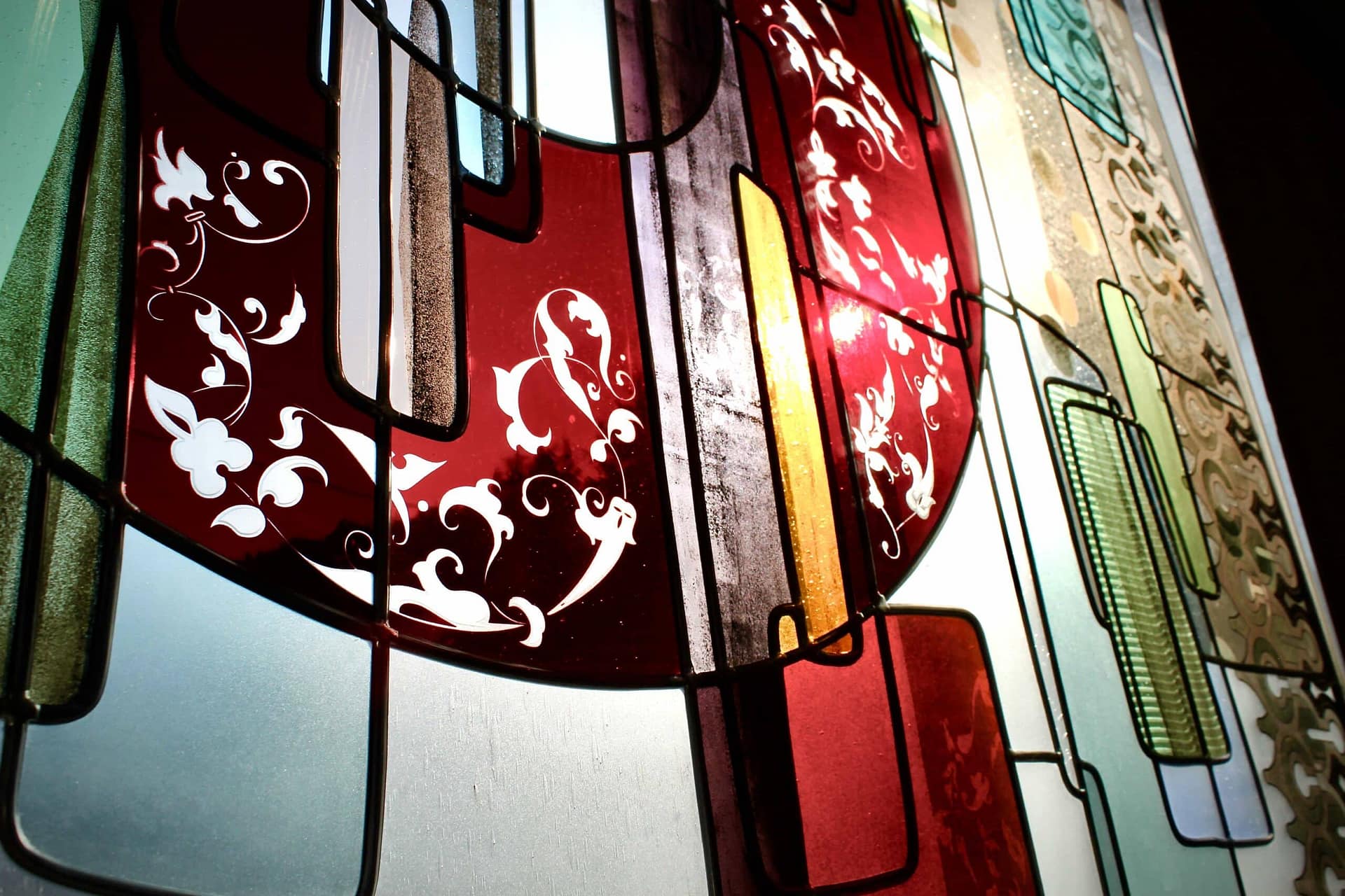 Rinceaux blancs sur le verre rouge