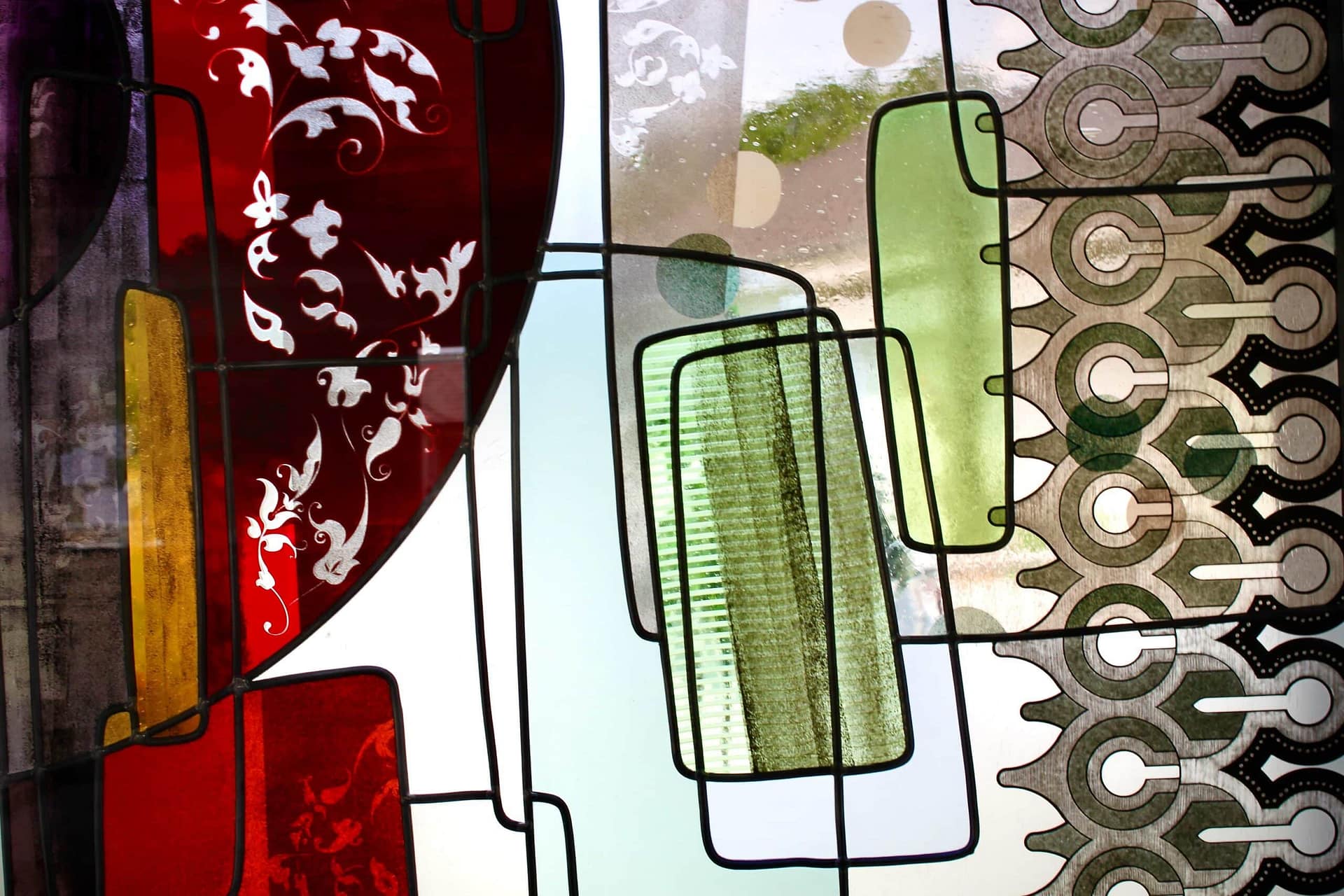 Verres verts striés et frise ajourée grise