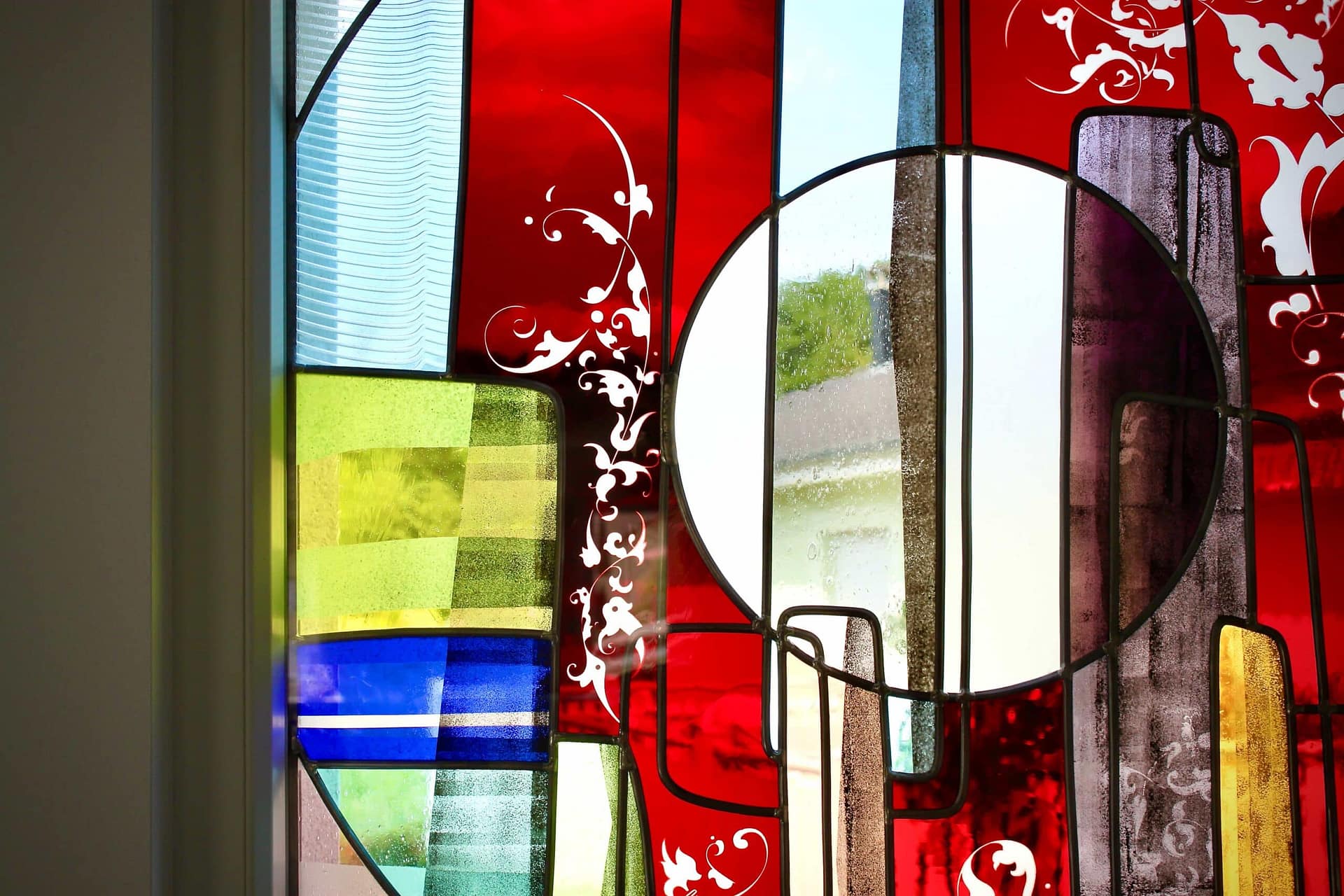 Verres colorés et bandes multicolores en lumière transmise