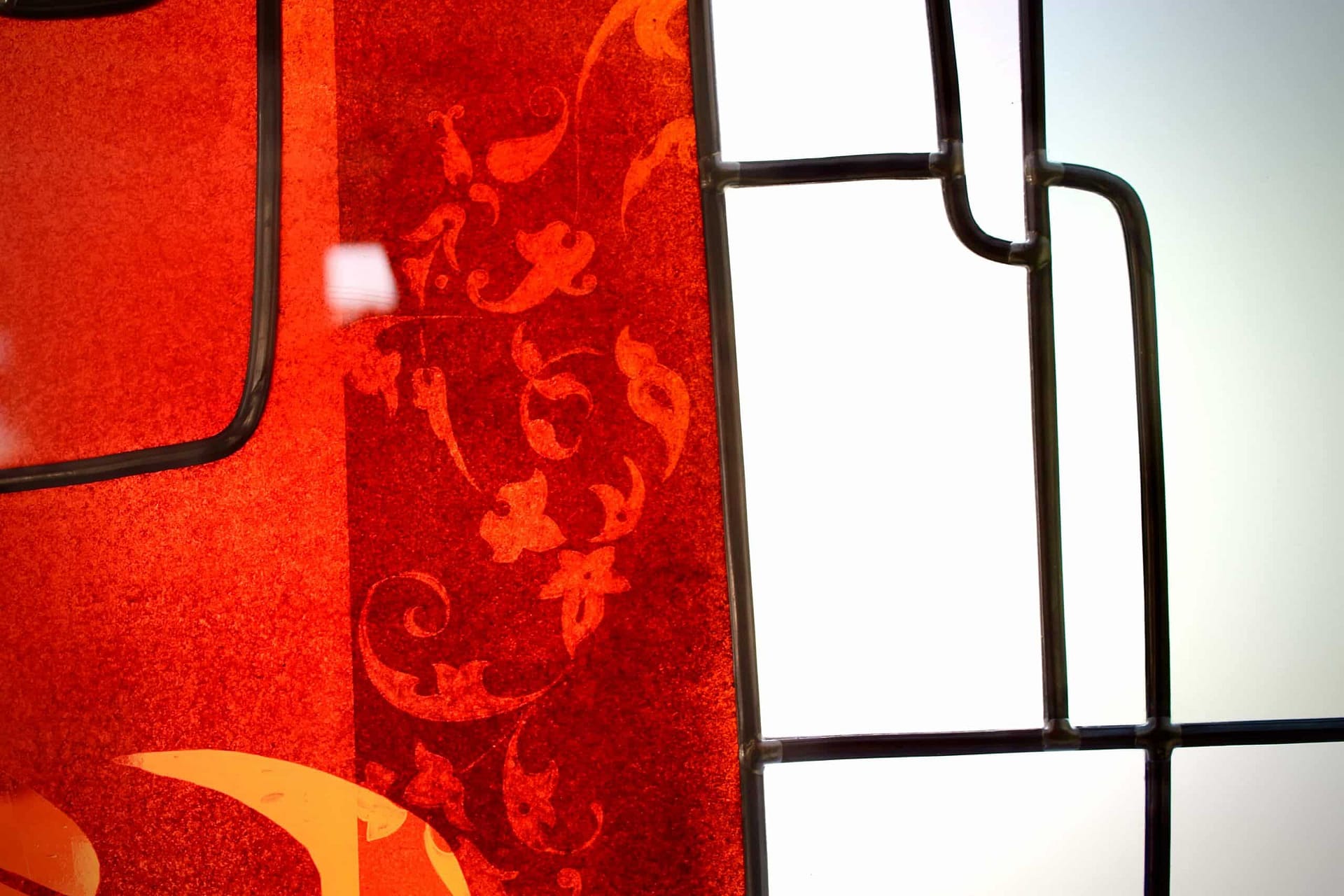 Rinceaux sur verre orangé, vus de près