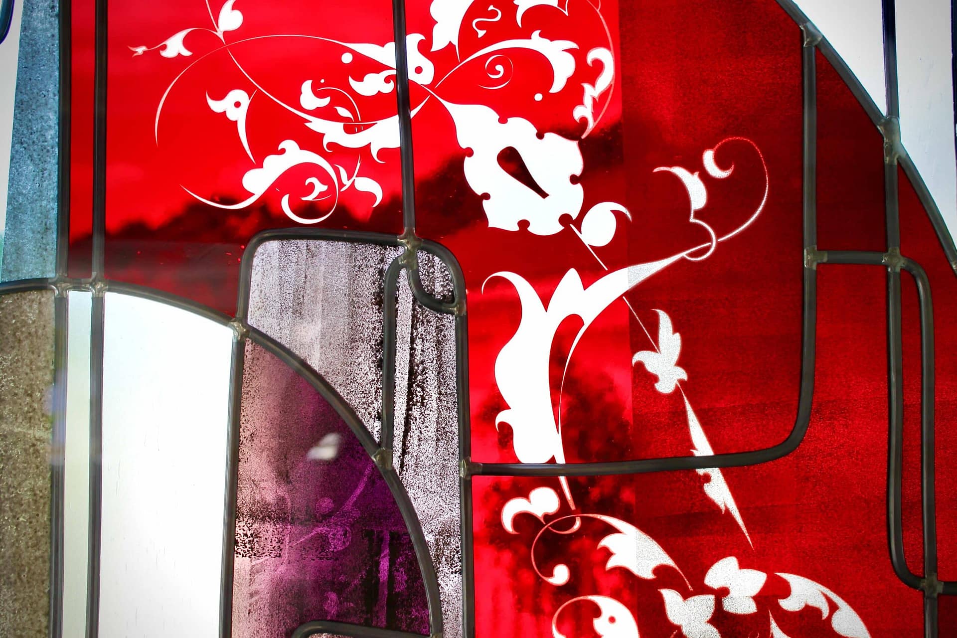 Motifs floraux sur l’anneau rouge