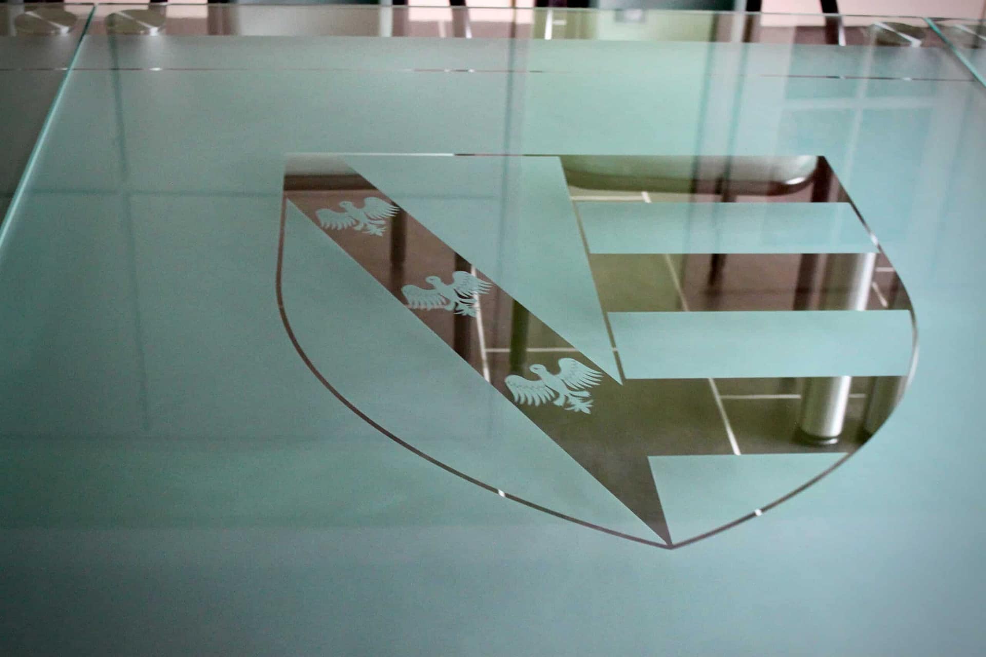 Blason sablé au centre du plateau de verre