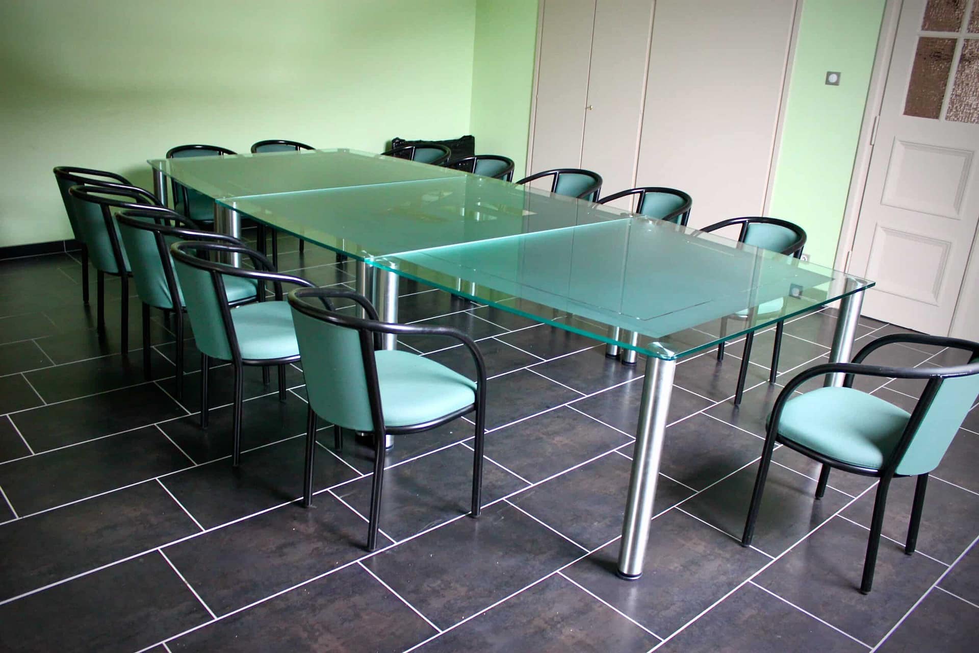 La table de réunion dans toute sa longueur