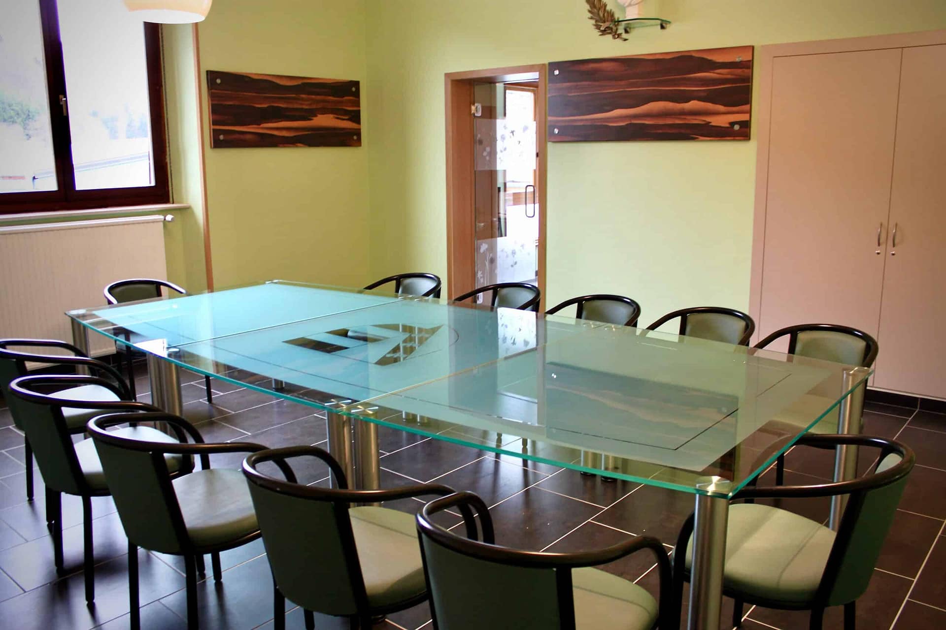 La salle de réunion et sa table en verre