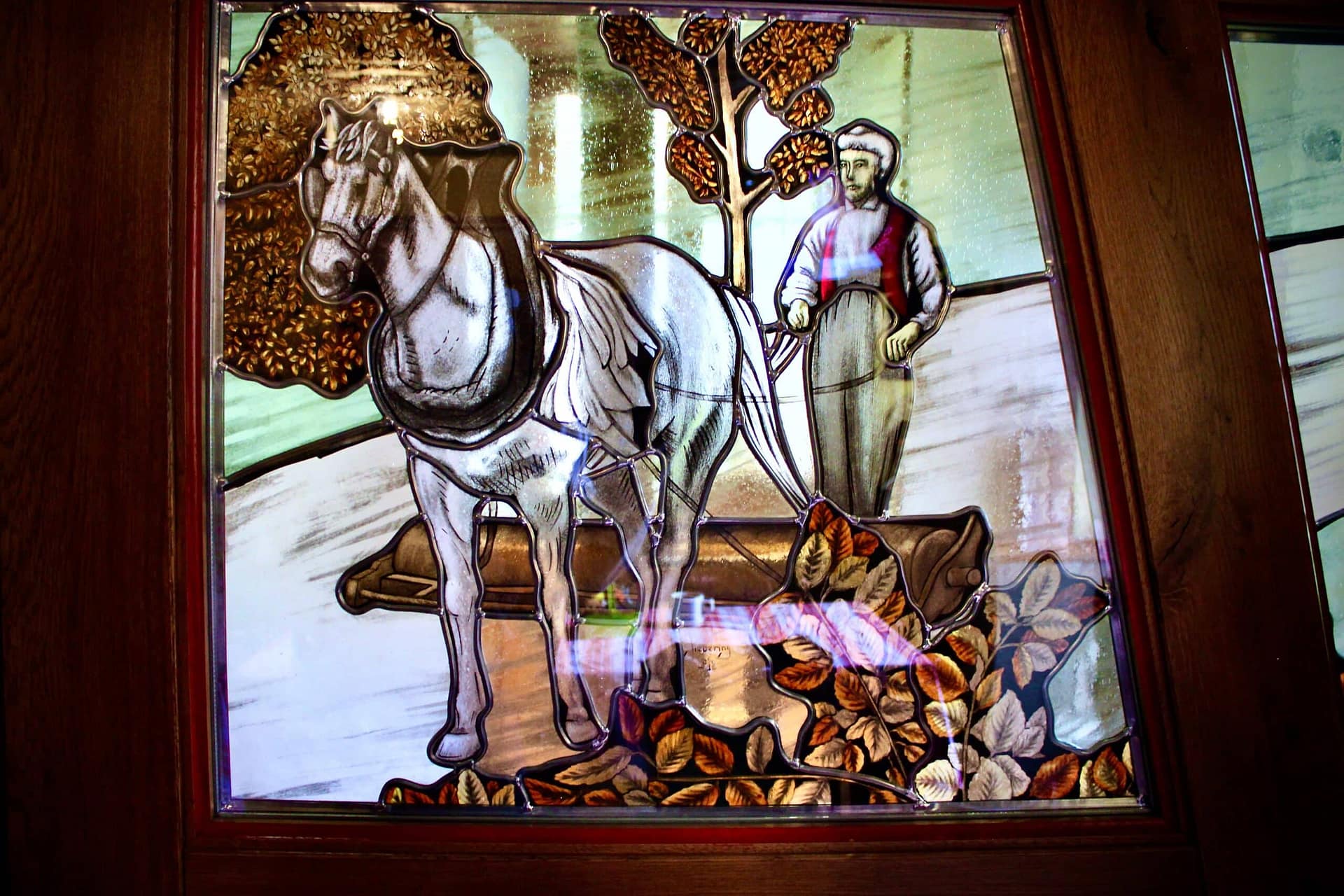 Paysan et cheval de trait peints sur verre