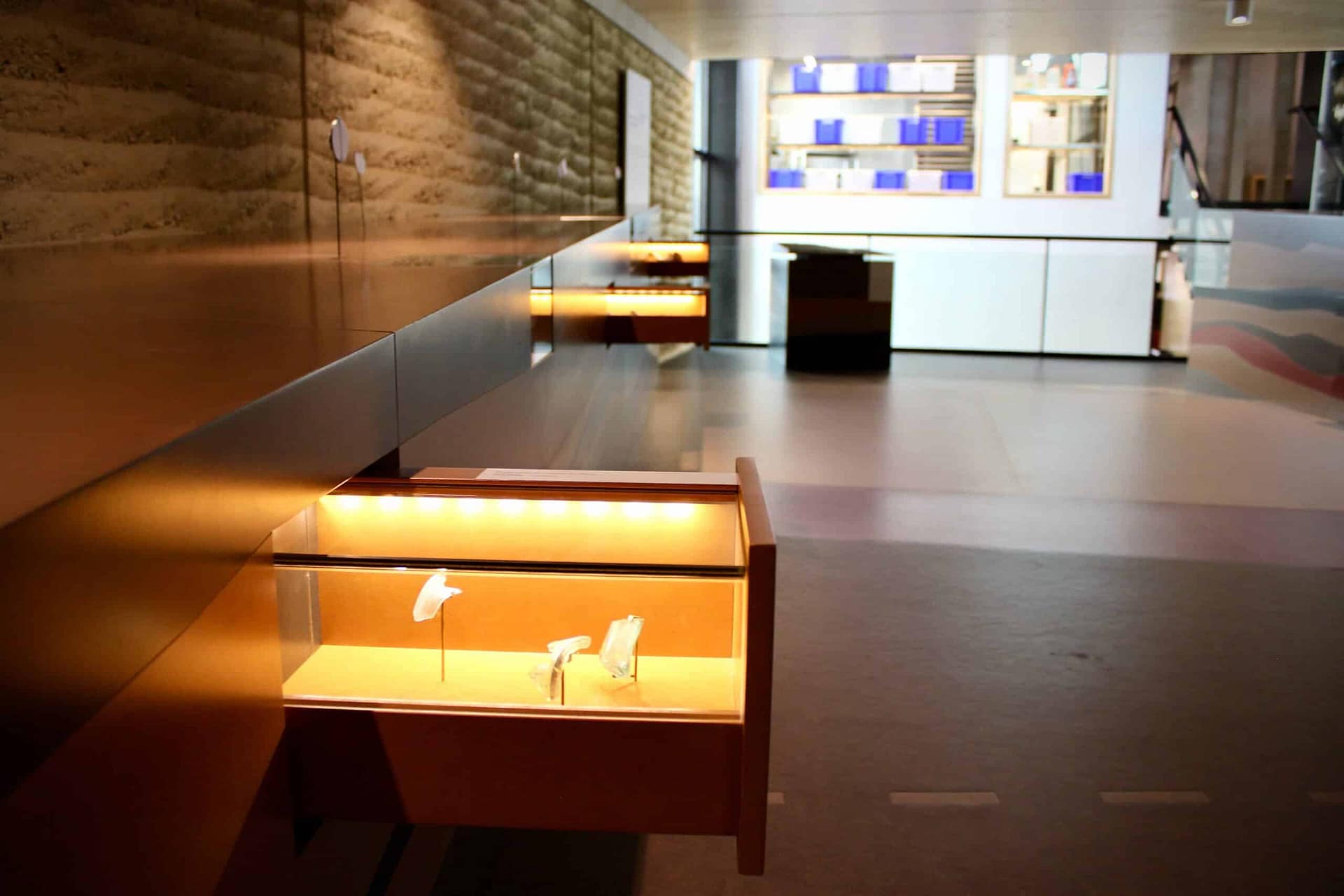 Vitrine encastrée et éclairée dans un meuble sombre