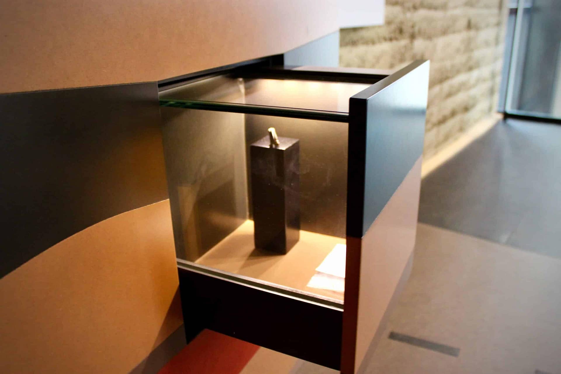 Vitrine haute en verre sur un meuble à fond éclairé