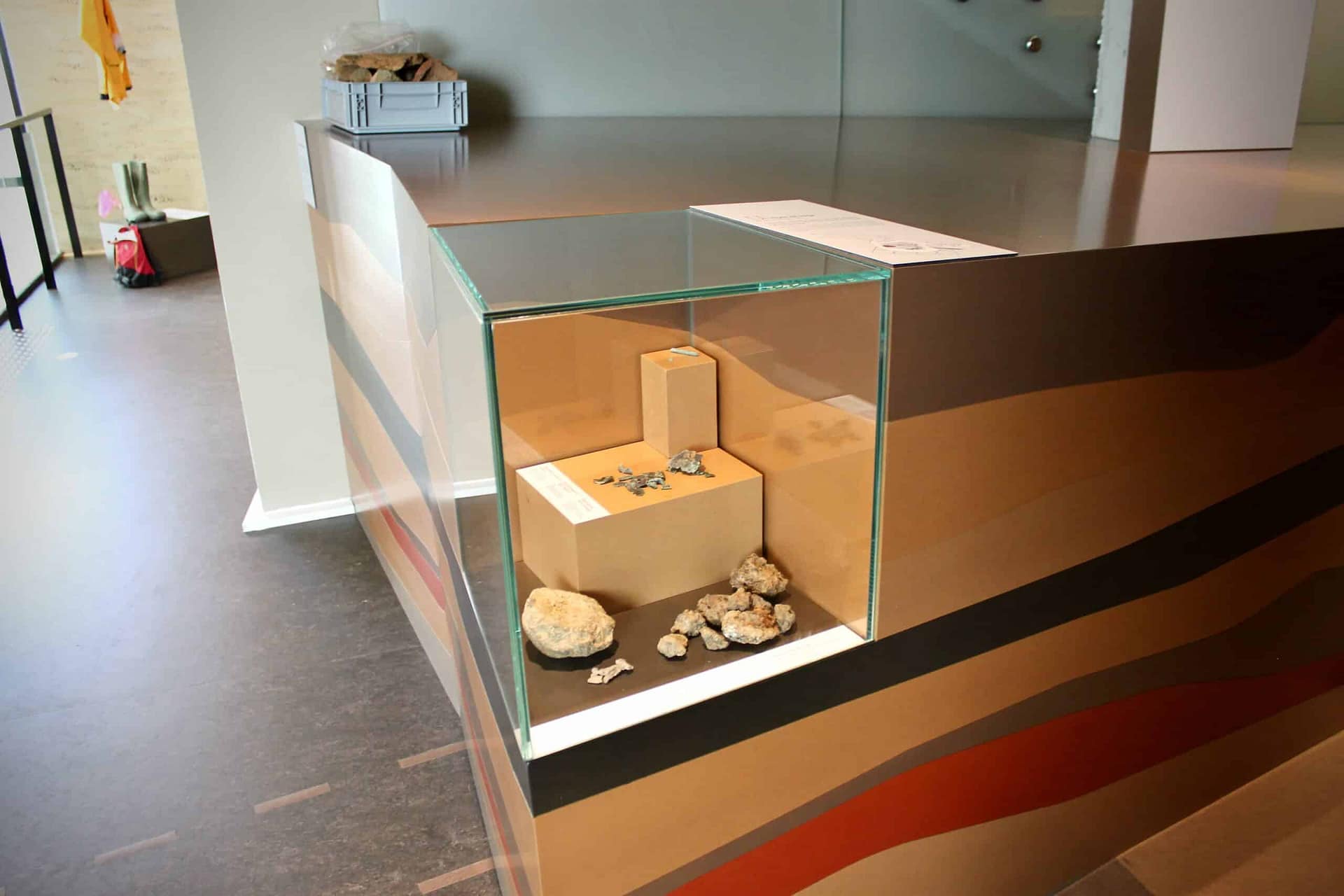 Vitrine en verre posée sur un meuble d’angle