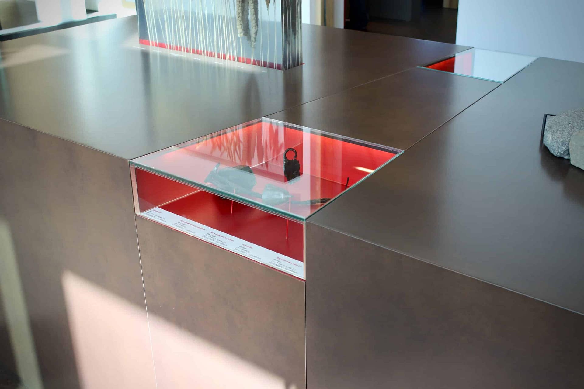Vitrine basse encastrée dans un plateau