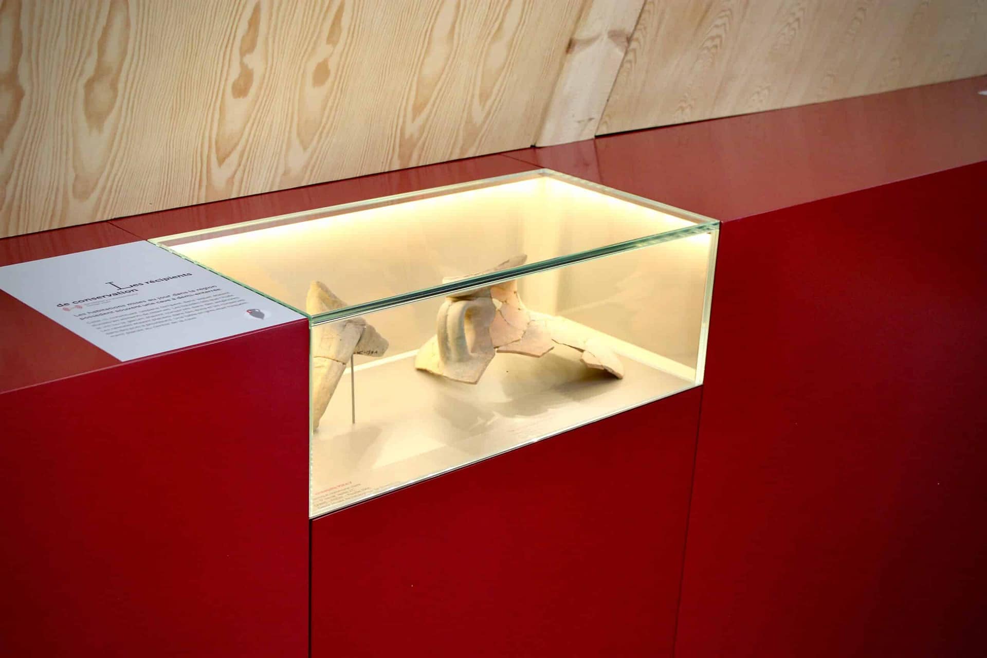 Arêtes collées d’une vitrine en verre