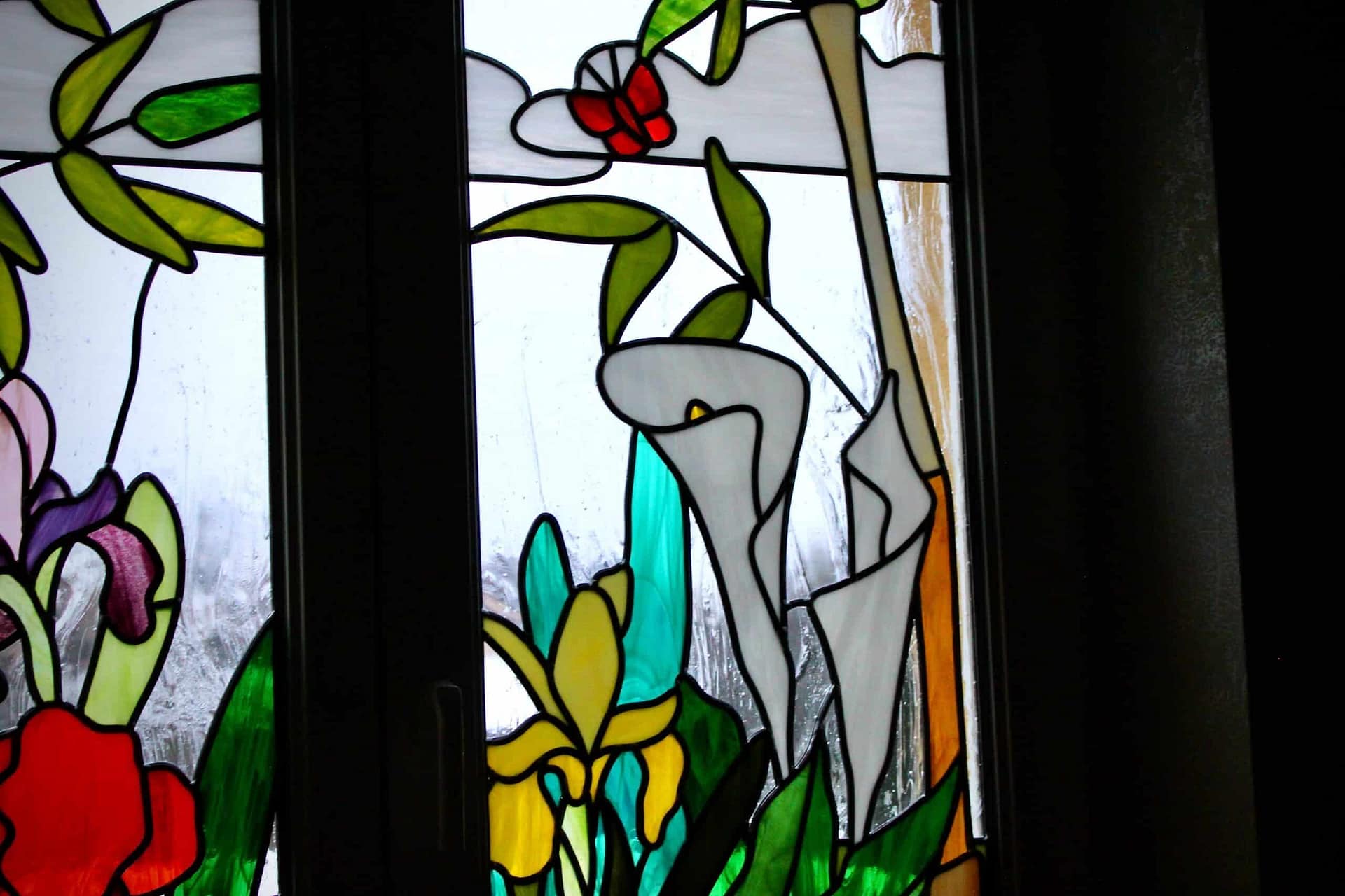 Arums blancs et papillon rouge