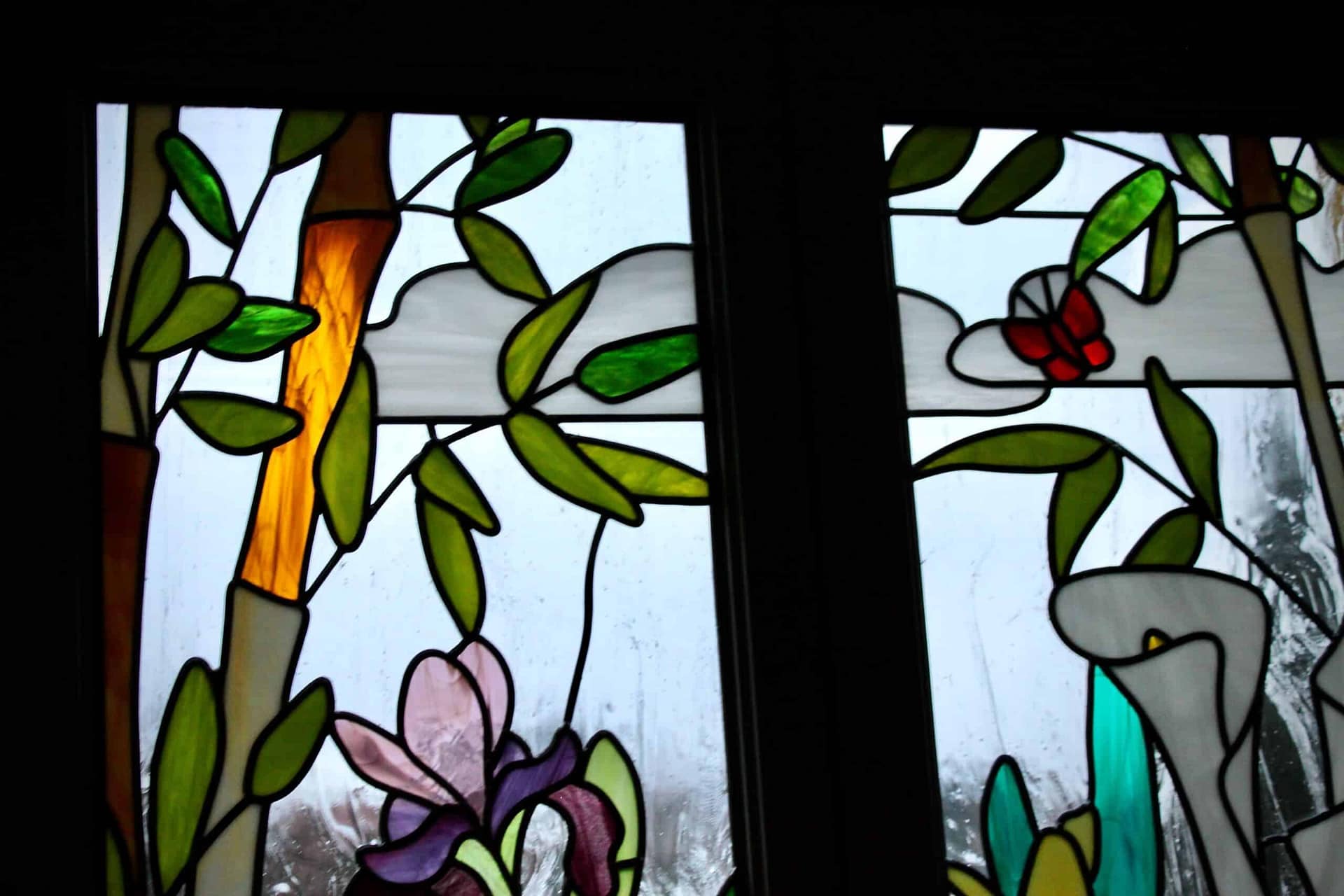 Le haut du vitrail, bambous et feuilles