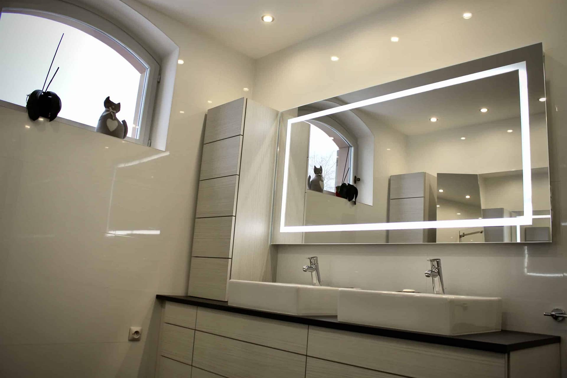 Le miroir lumineux dans la salle de bains