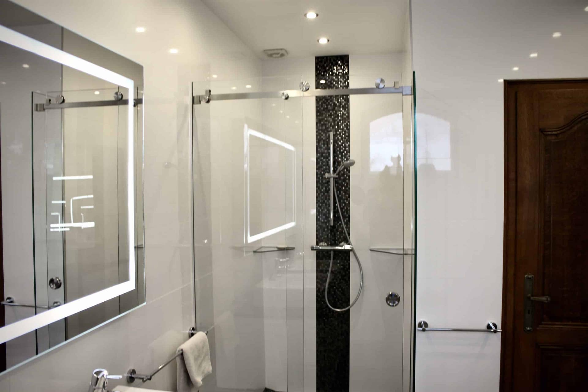 Paroi de douche coulissante et miroir