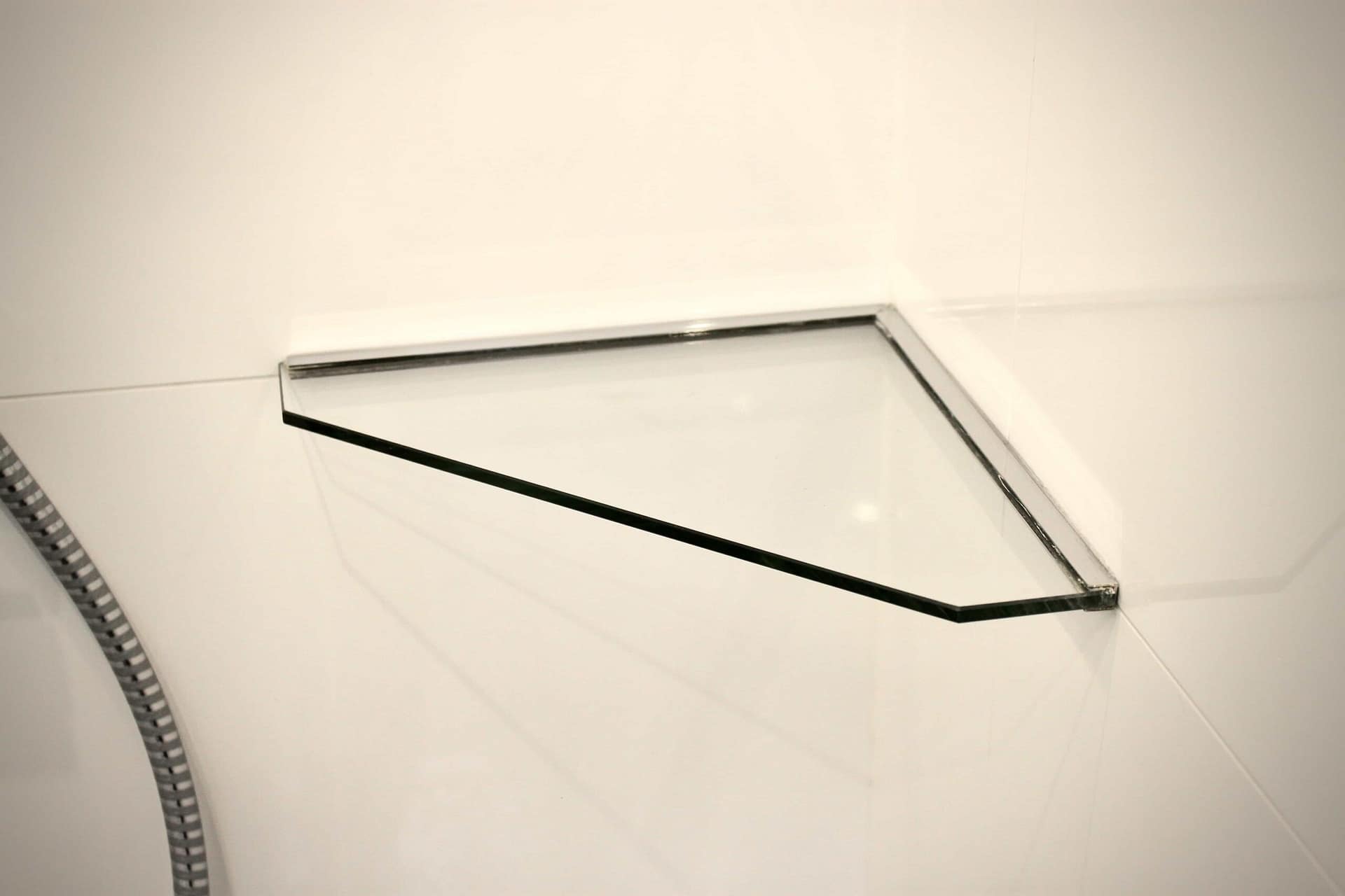 Tablette d’angle en verre dans la douche