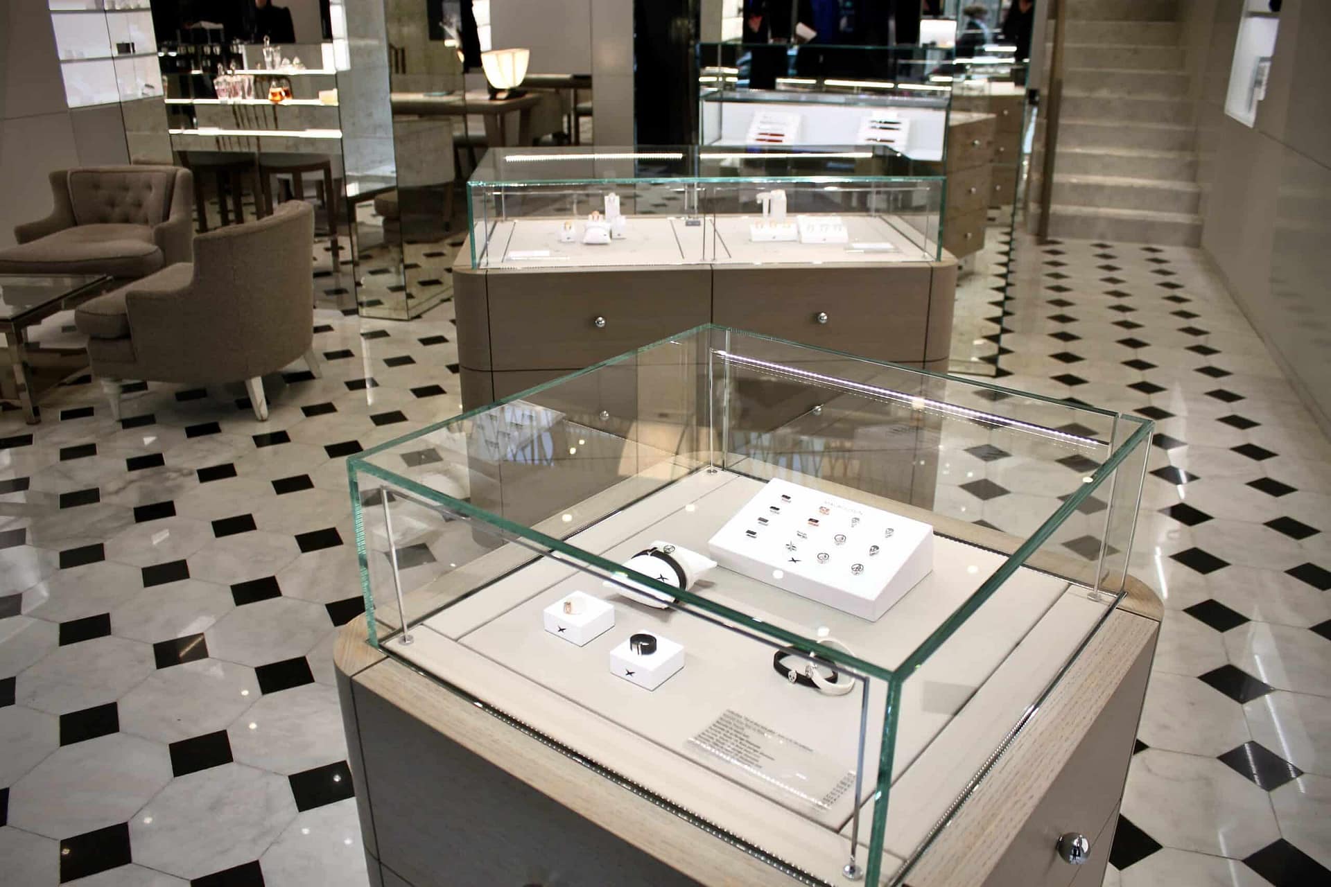 Caisson en verre transparent sur une table de présentation
