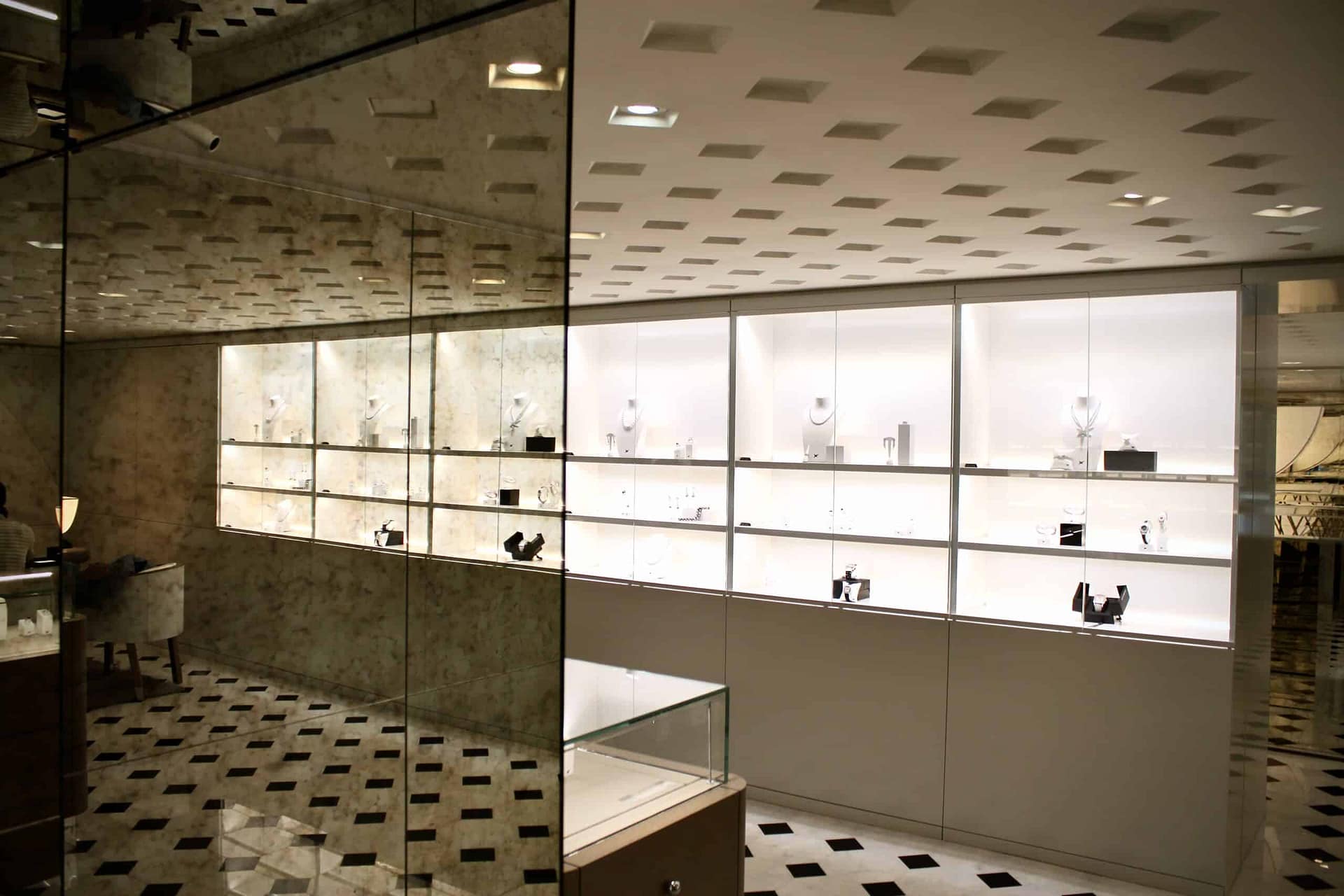 Revêtement en miroir antique autour des vitrines murales