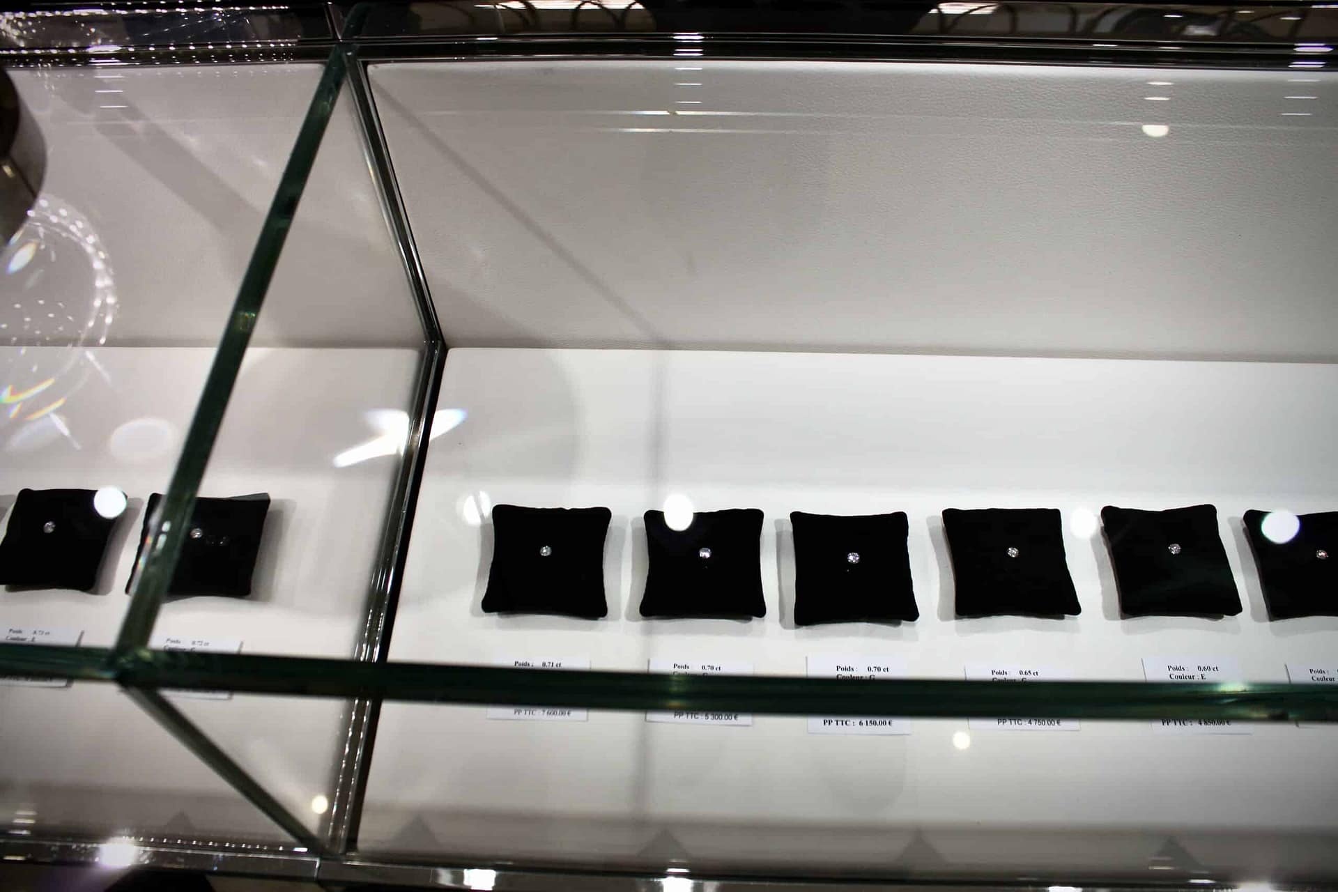 Bijoux présentés sous un caisson en verre