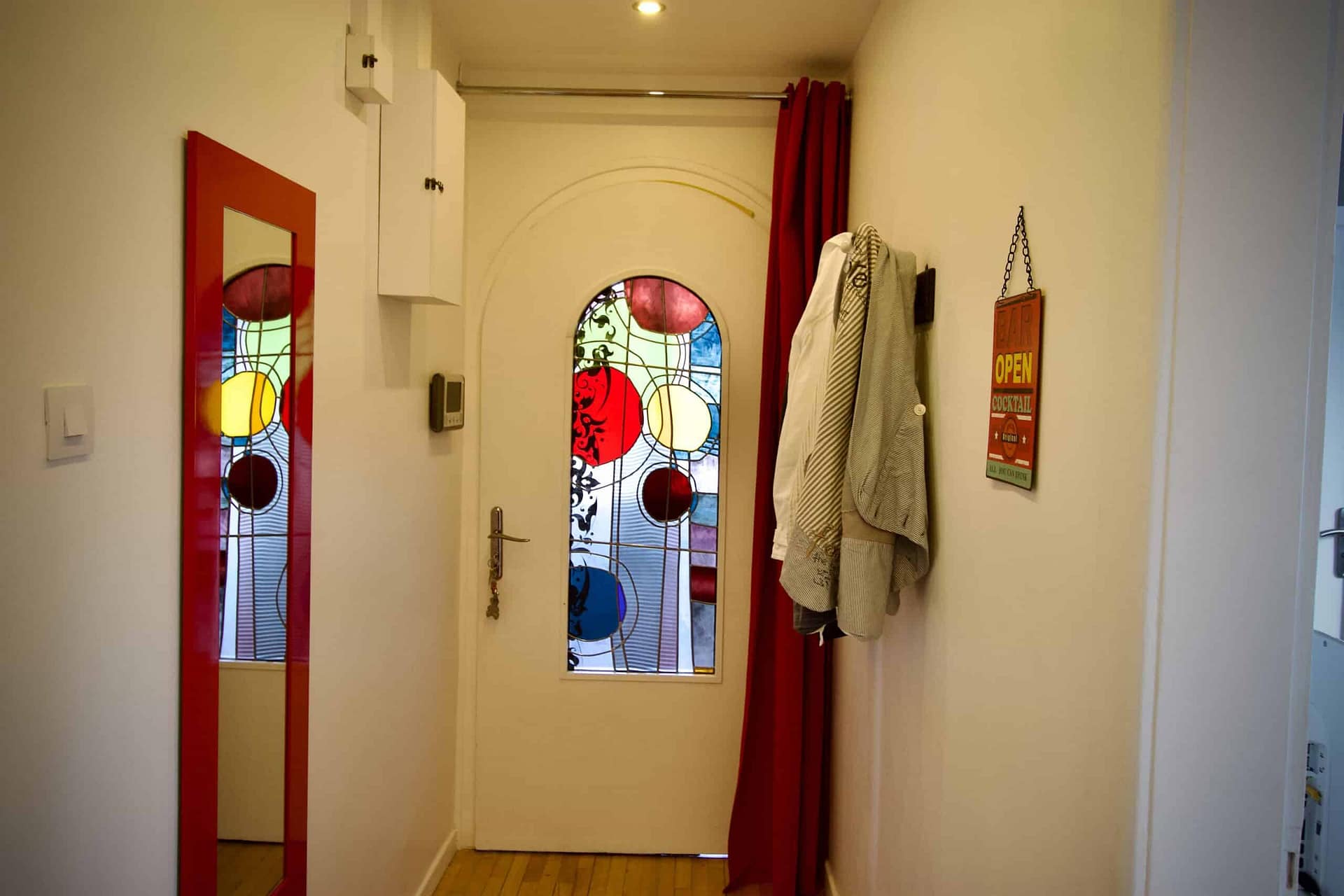 Le vitrail au fond du couloir d’entrée de la maison