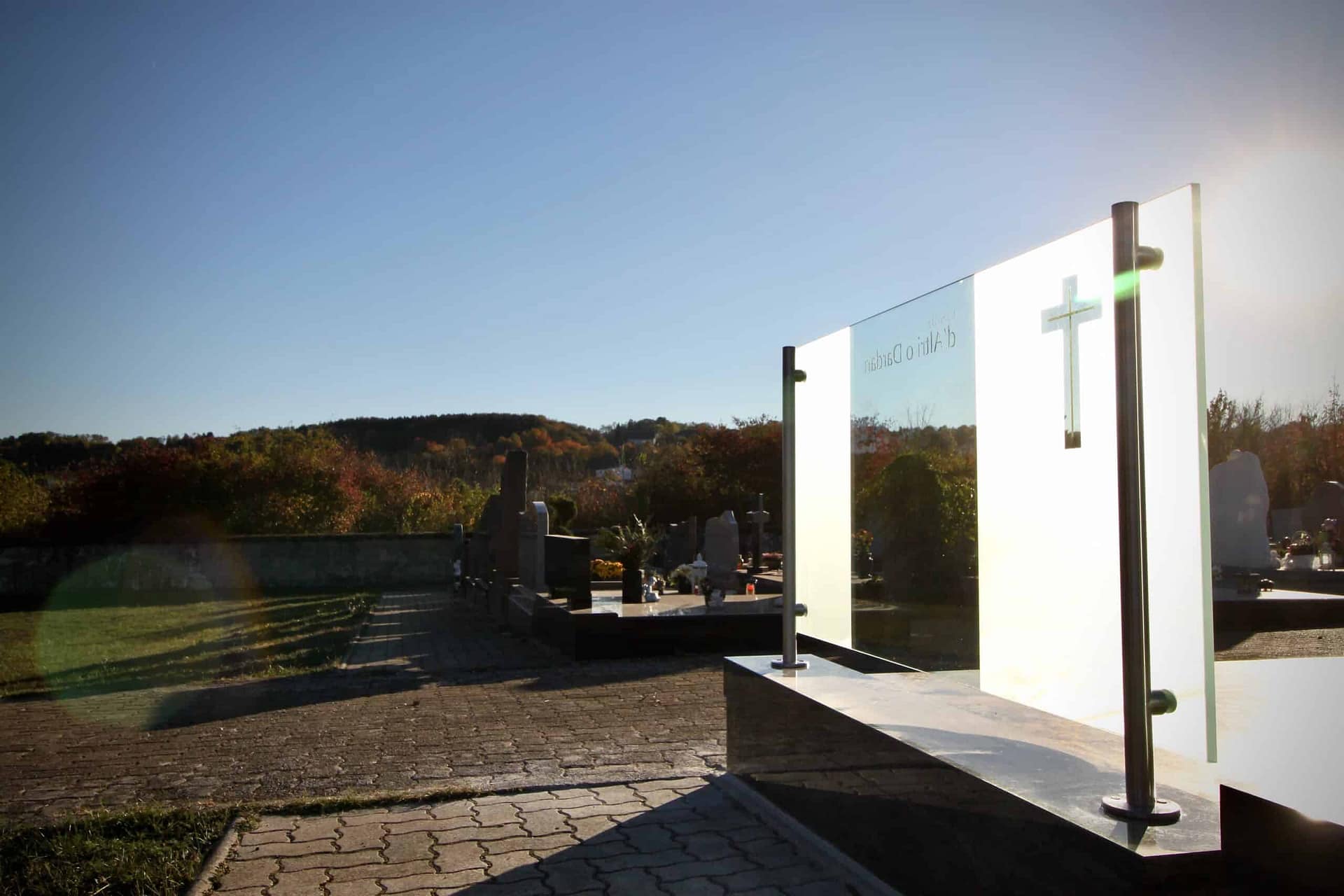 Panneau de verre sablé à croix réservée, en contre-jour