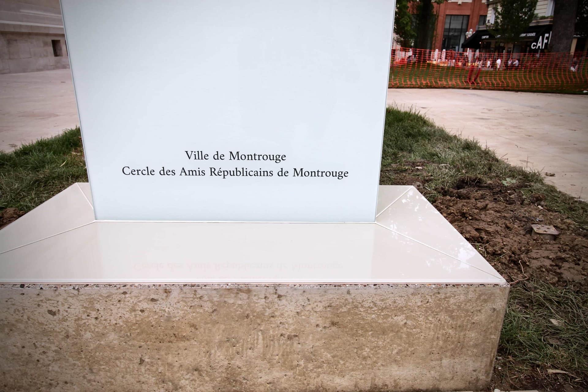 Pied de la stèle et socle recouvert de verre