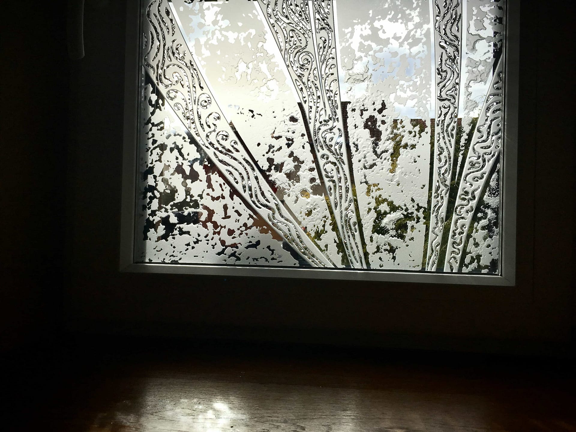 La fenêtre dans la pièce