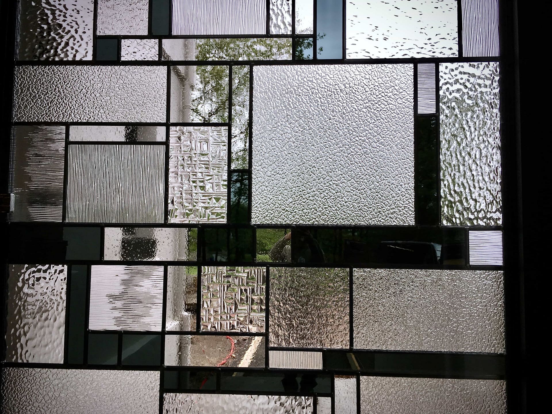 Composition géométrique de verres incolores, détail du vitrail