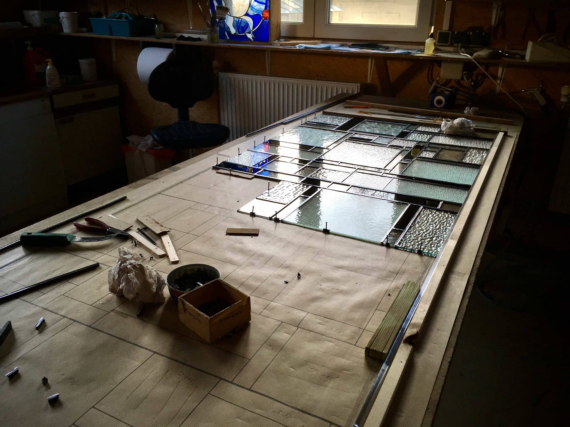 Le vitrail en cours d’assemblage sur la table de l’atelier