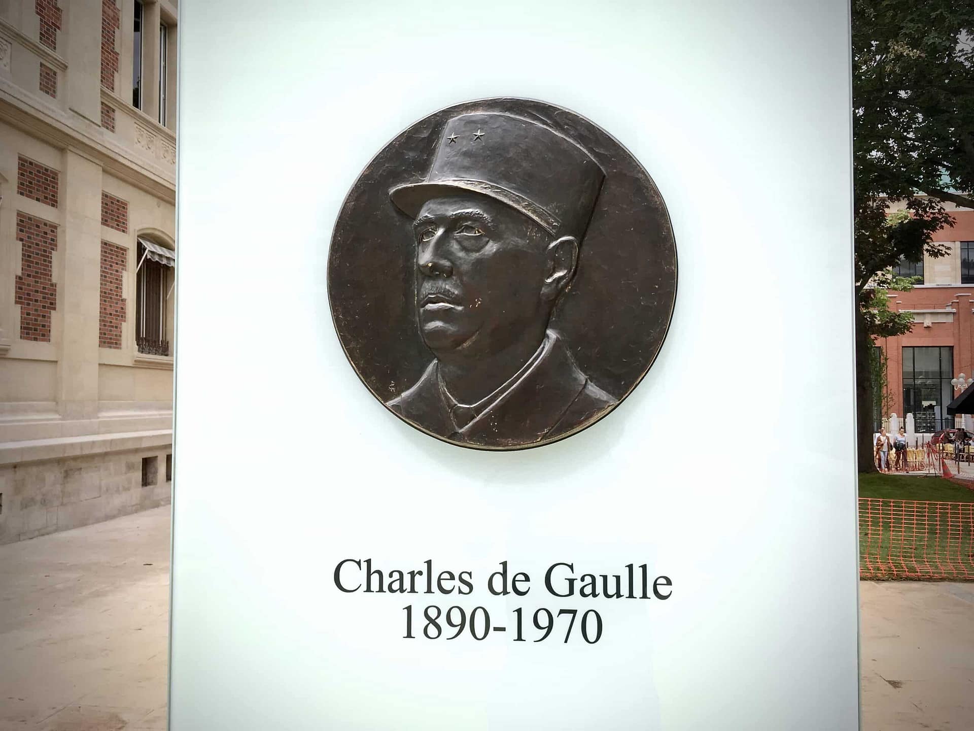 Médaillon de bronze, nom et dates du général