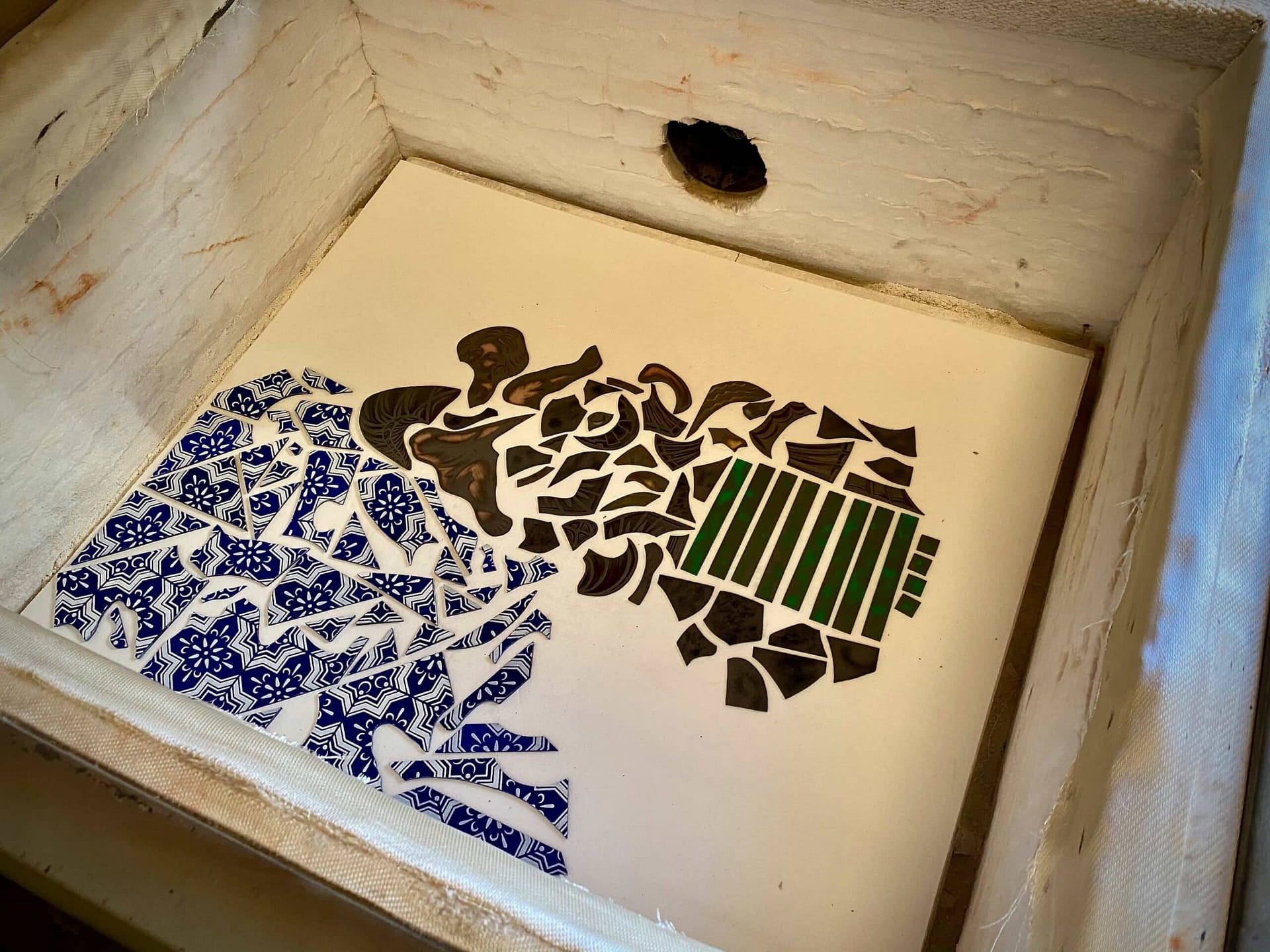 Pièces de verre peintes disposées pour la cuisson