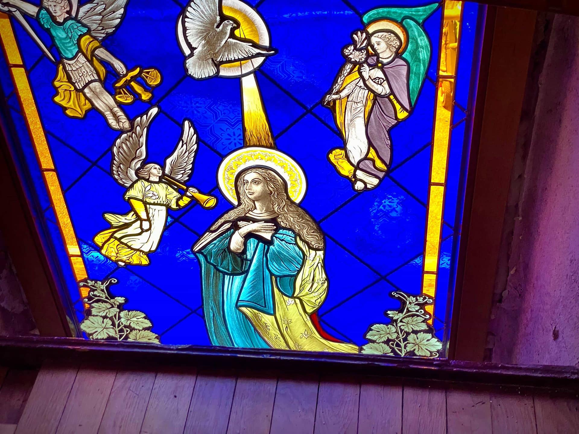 Vitrail de la Vierge, des archanges et de la colombe