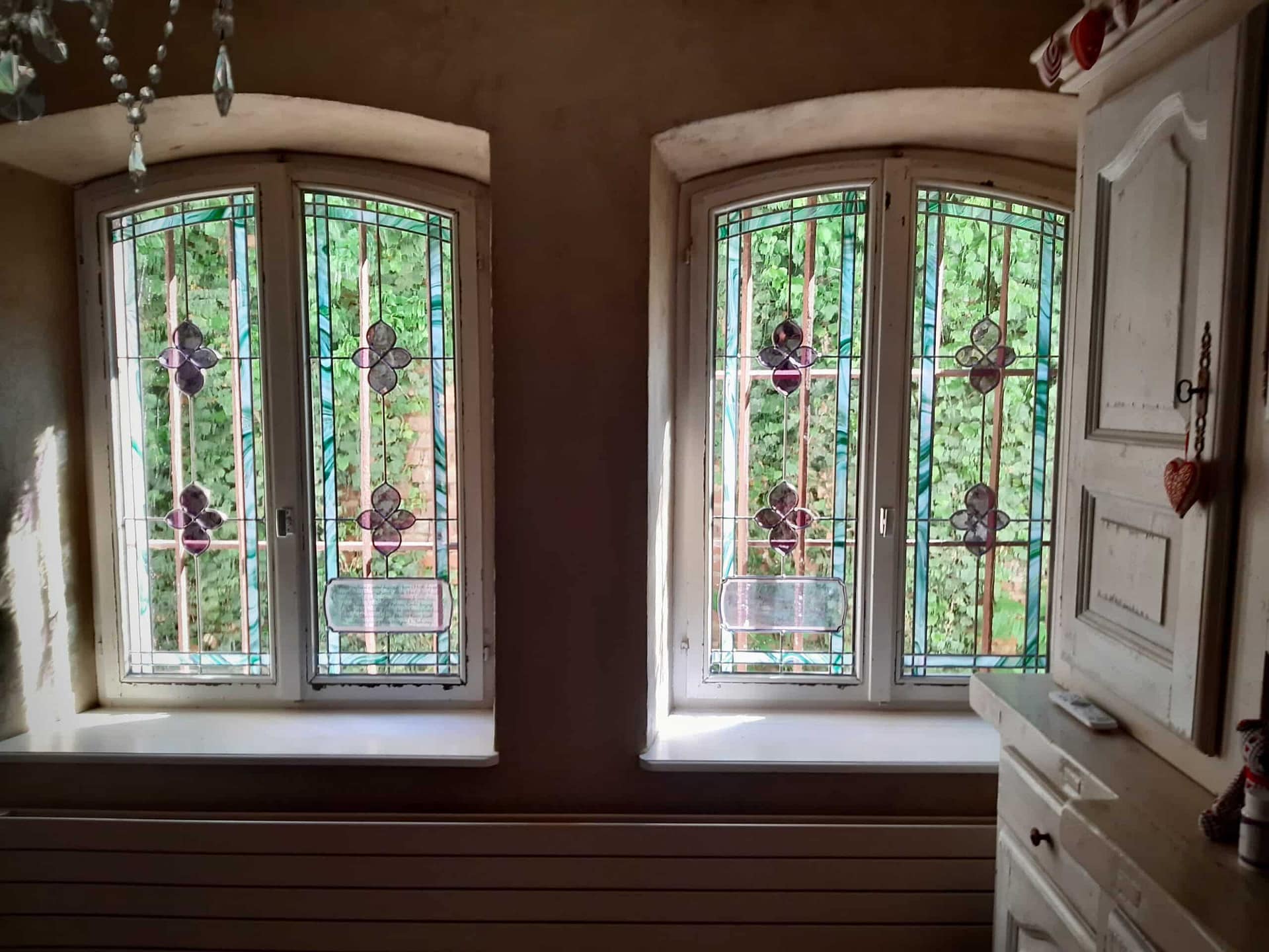 Vitraux des fenêtres d’une pièce de maison
