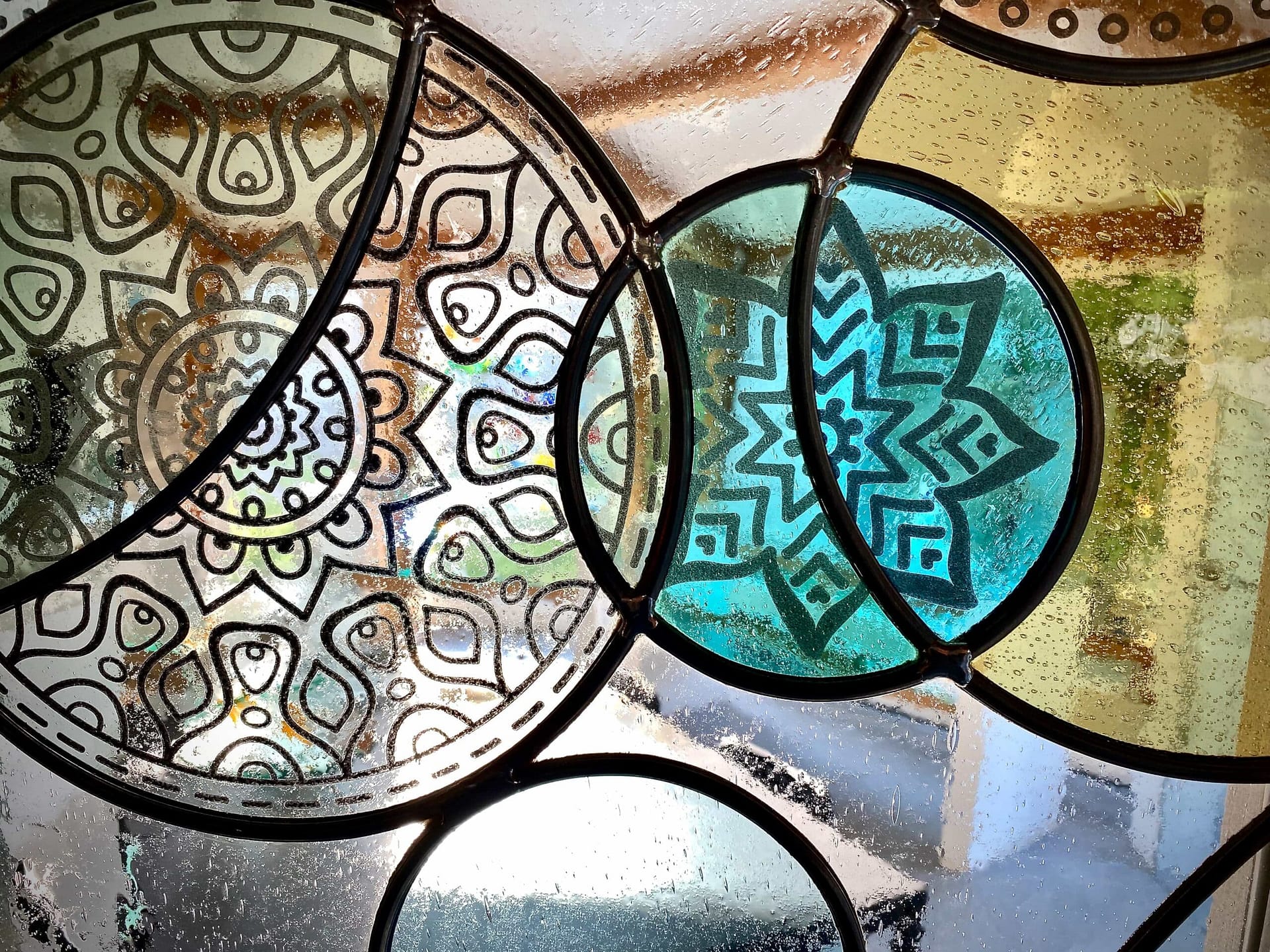 Cercles turquoise et clairs entrecroisés