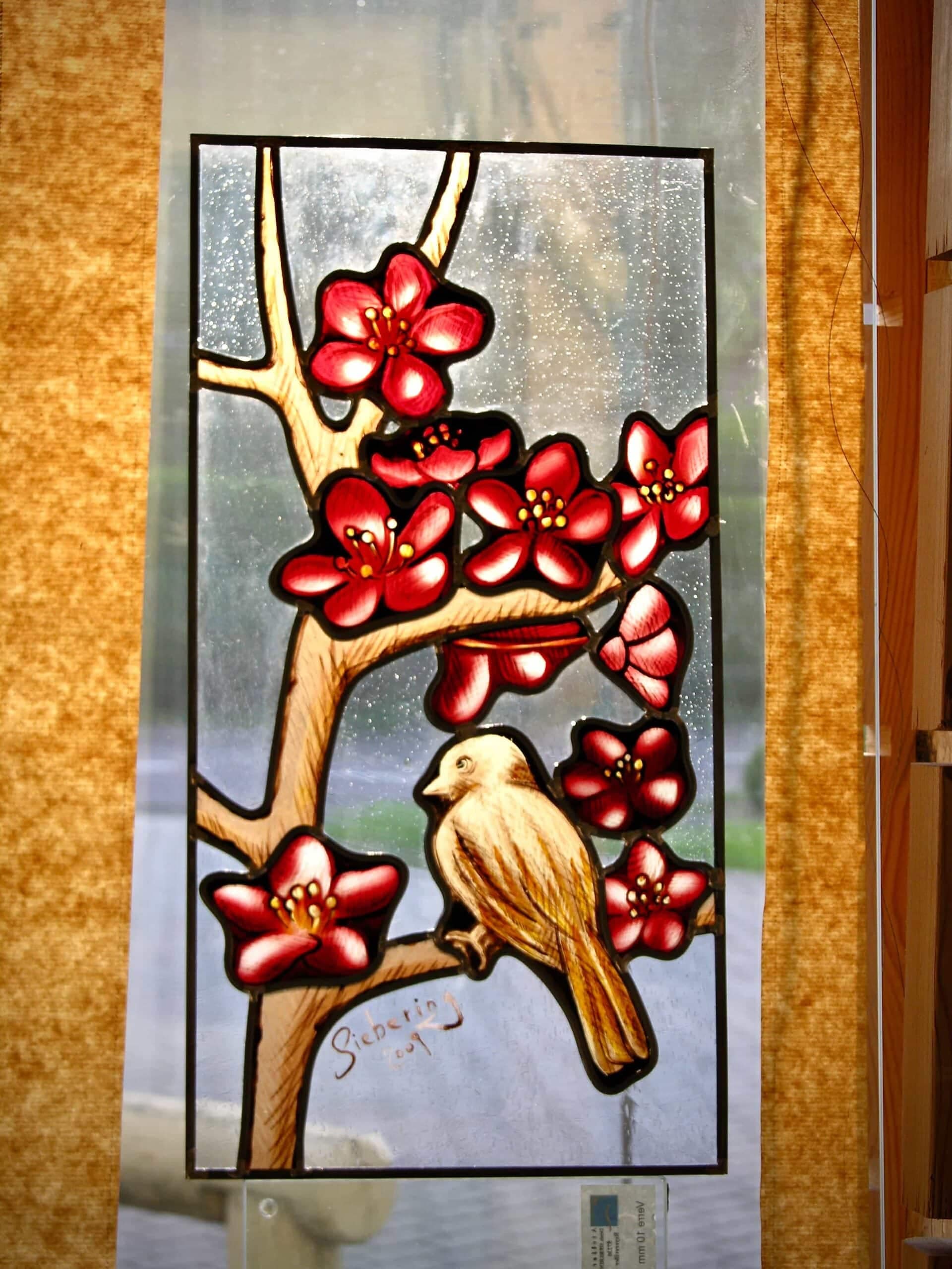 Vitrail aux fleurs de pommier du Japon et à l’oiseau