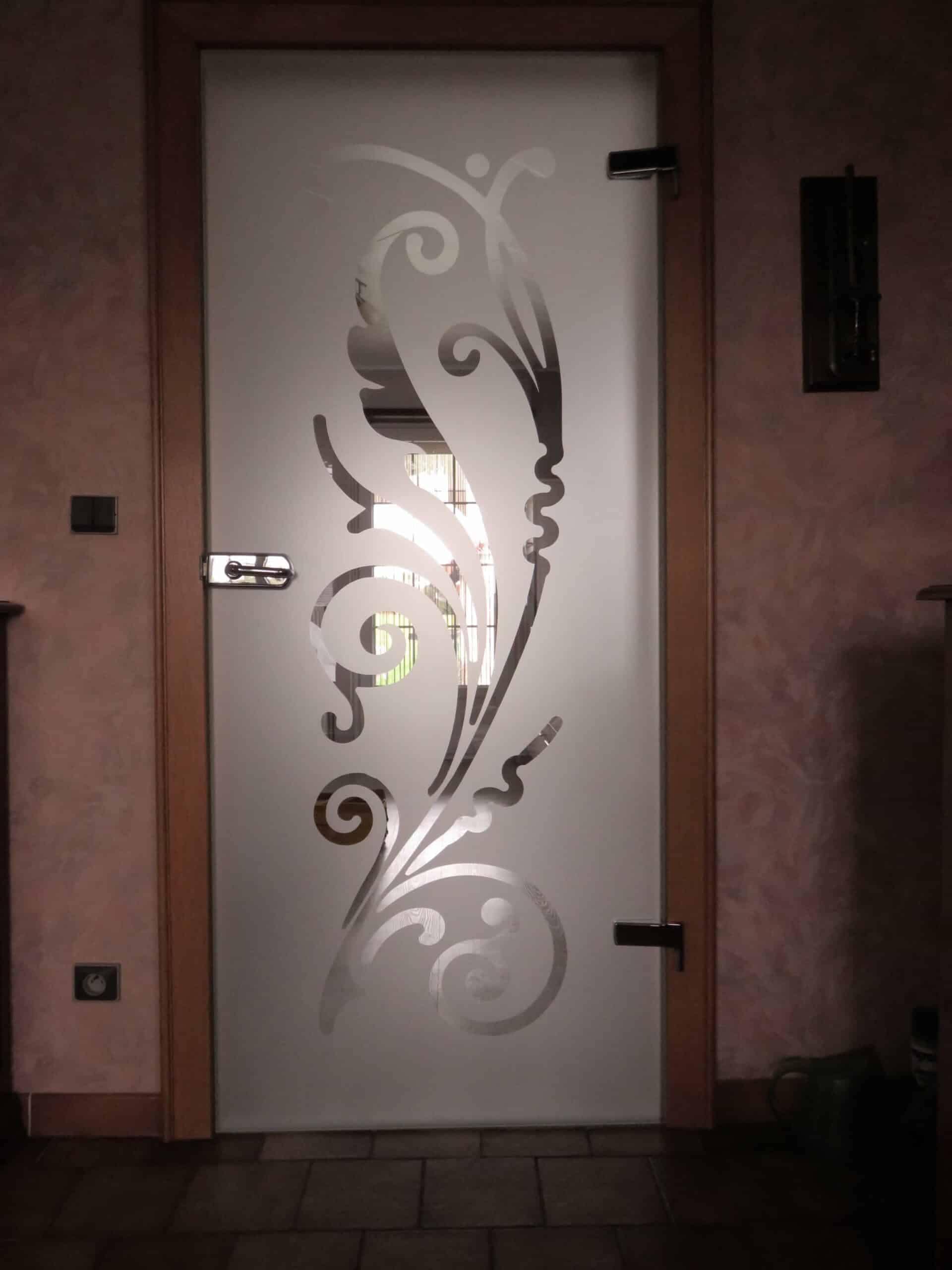Volutes et feuillages réservés en clair sur le verre sablé
