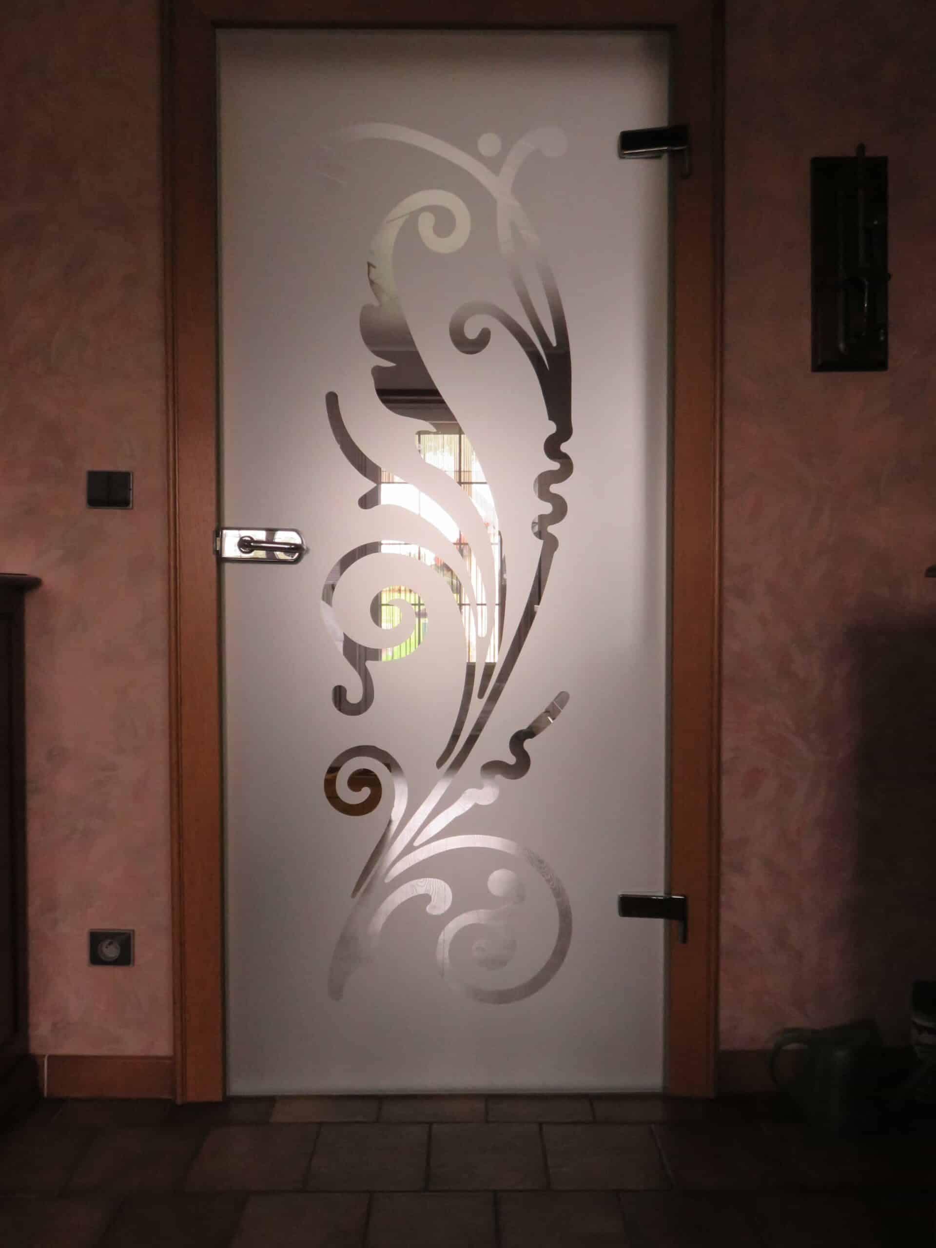 Pentures et serrure fixées sur le verre